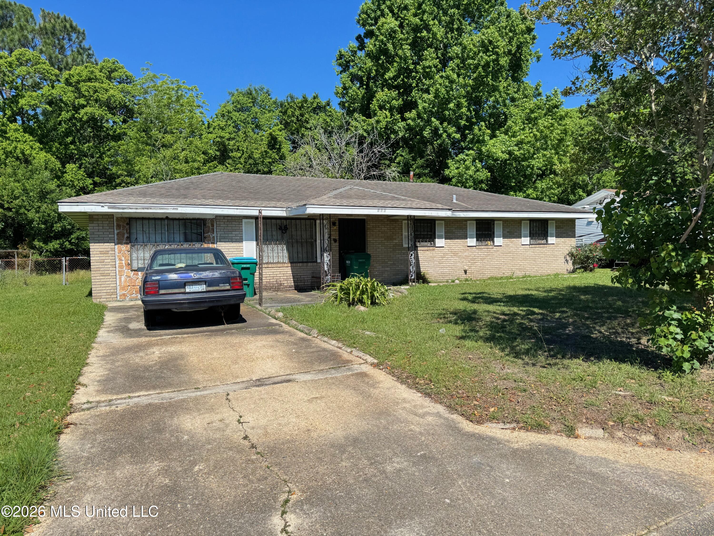 606 W David Drive Property Photo 1