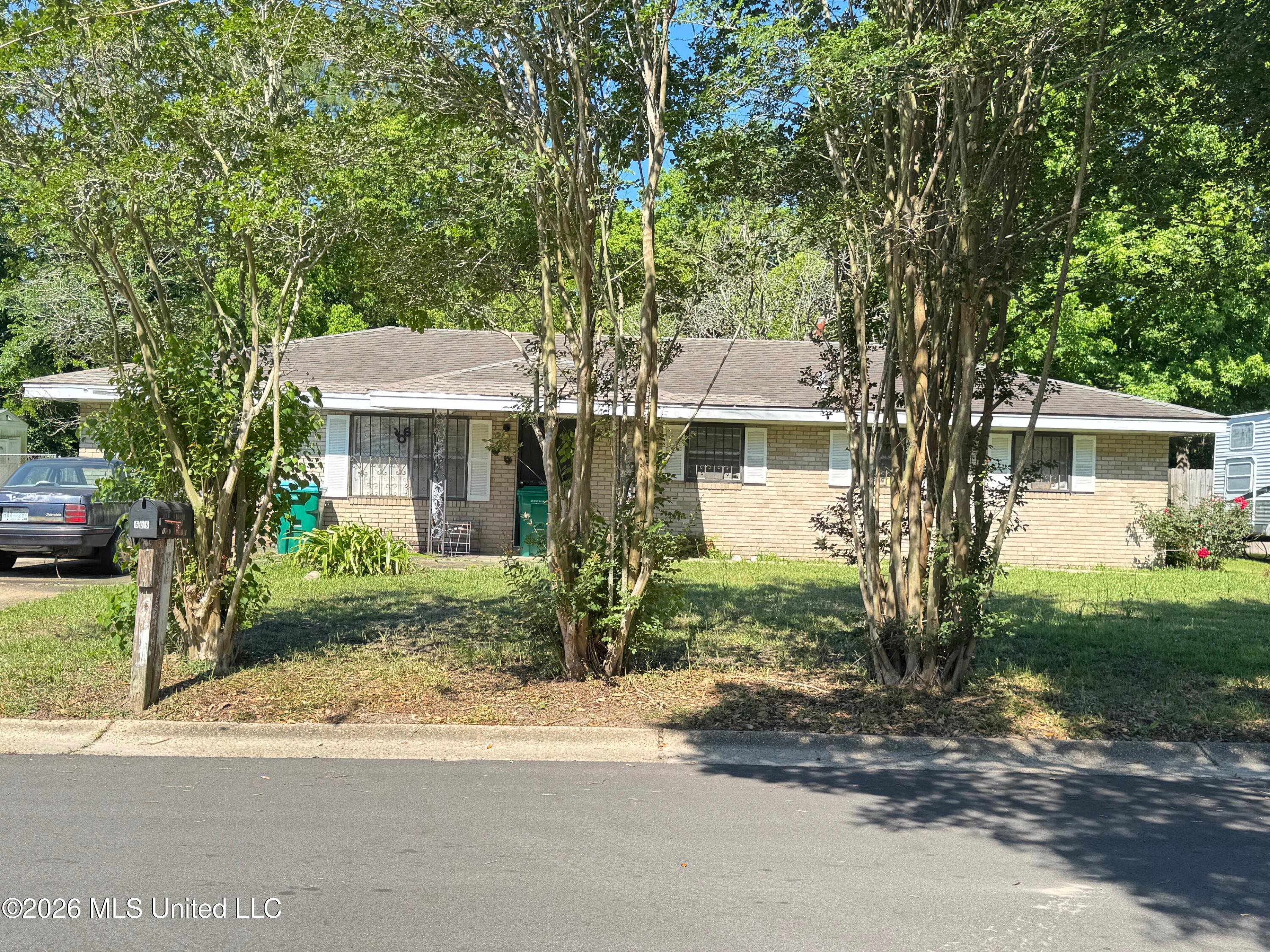 606 W David Drive Property Photo 2