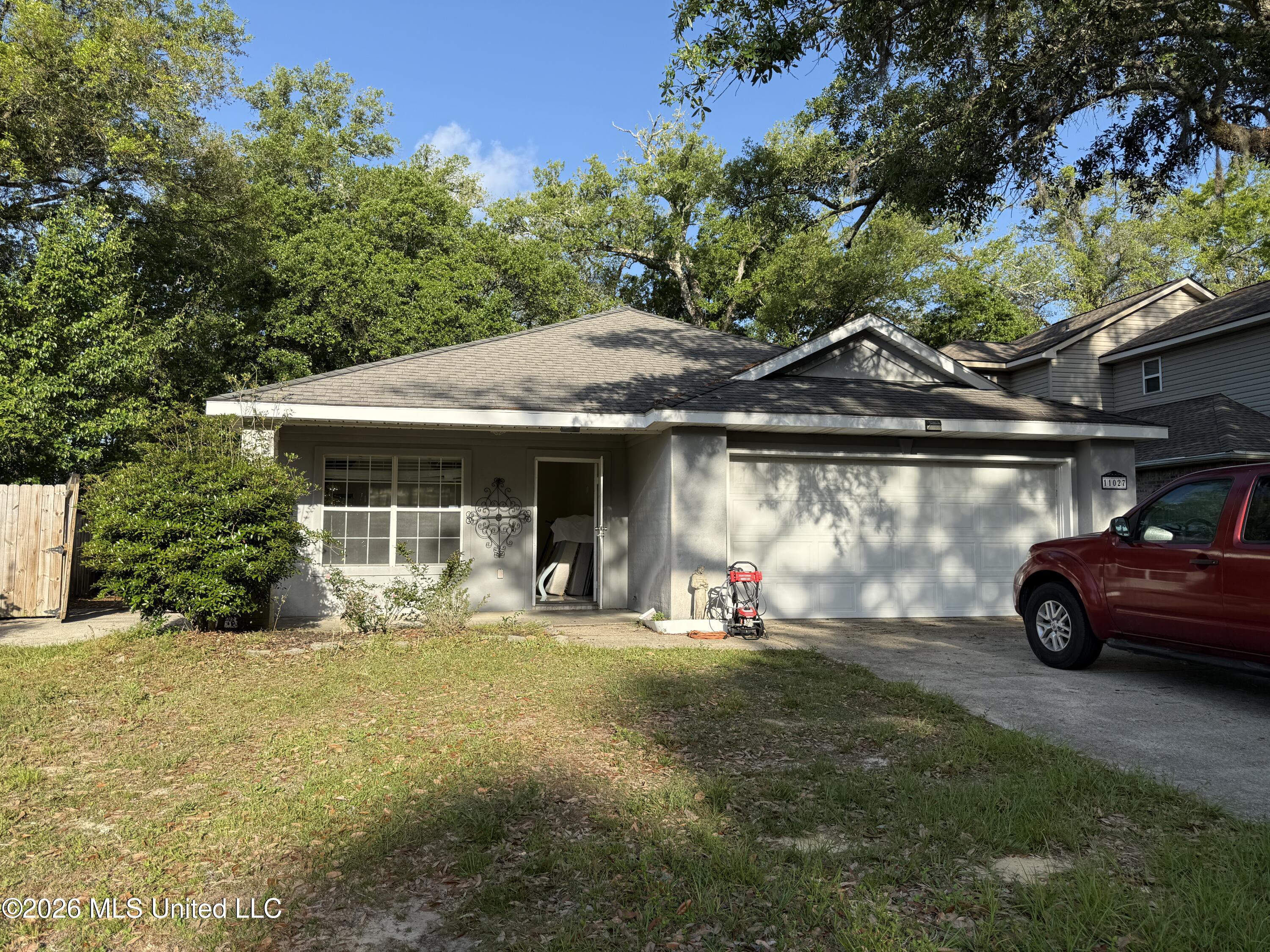 11027 Oakcrest Drive Property Photo 1