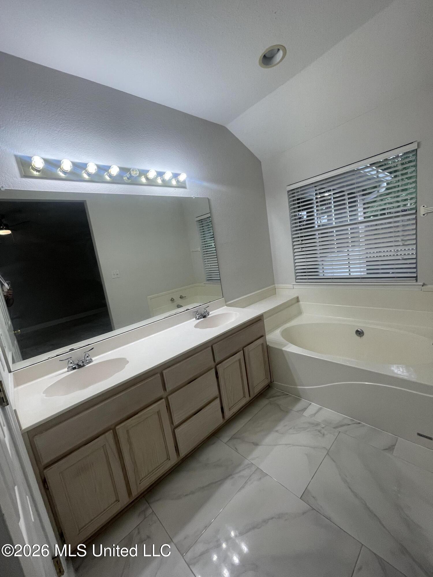 11027 Oakcrest Drive Property Photo 12