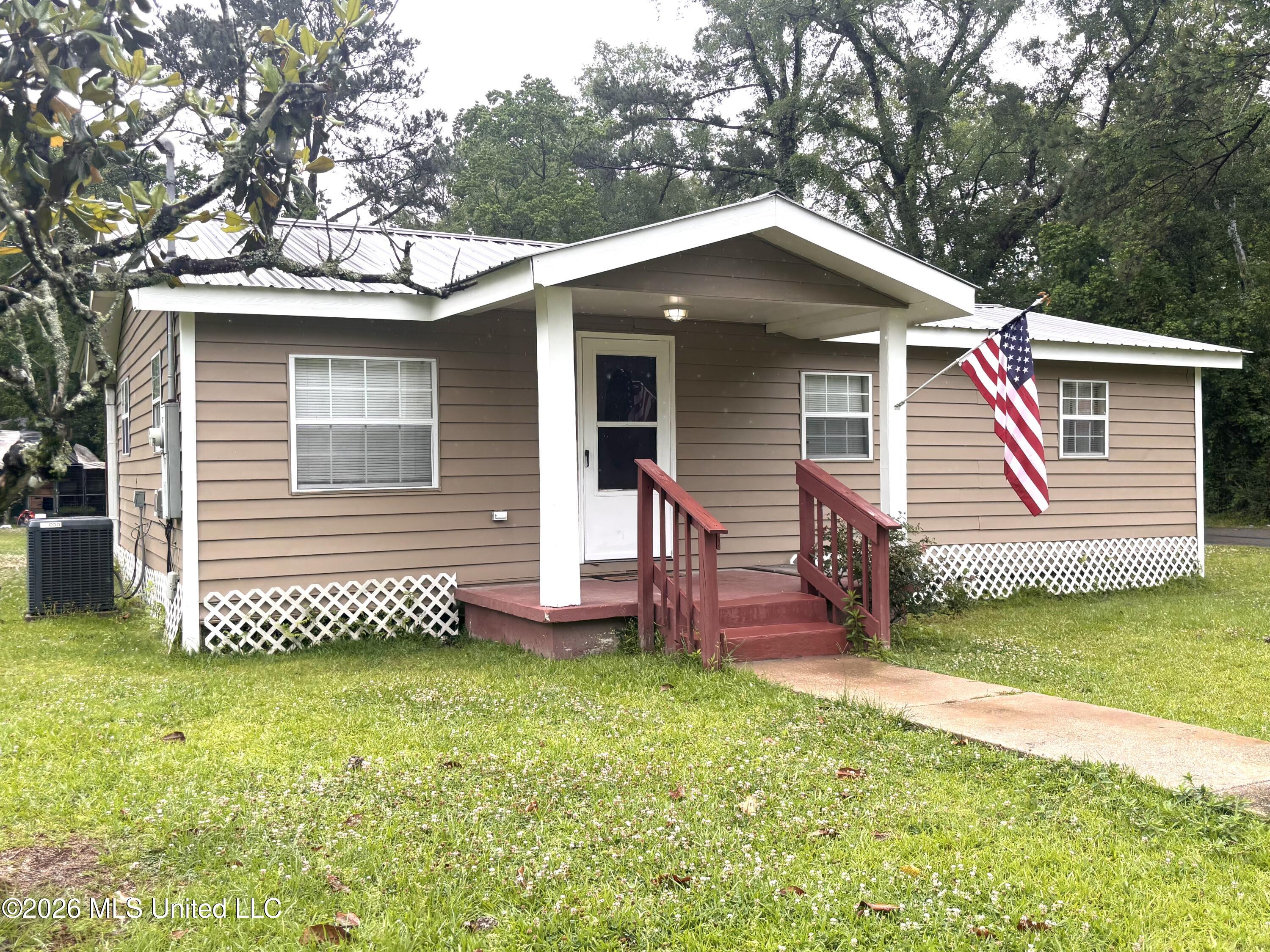 1119 E Canal Street Property Photo 1