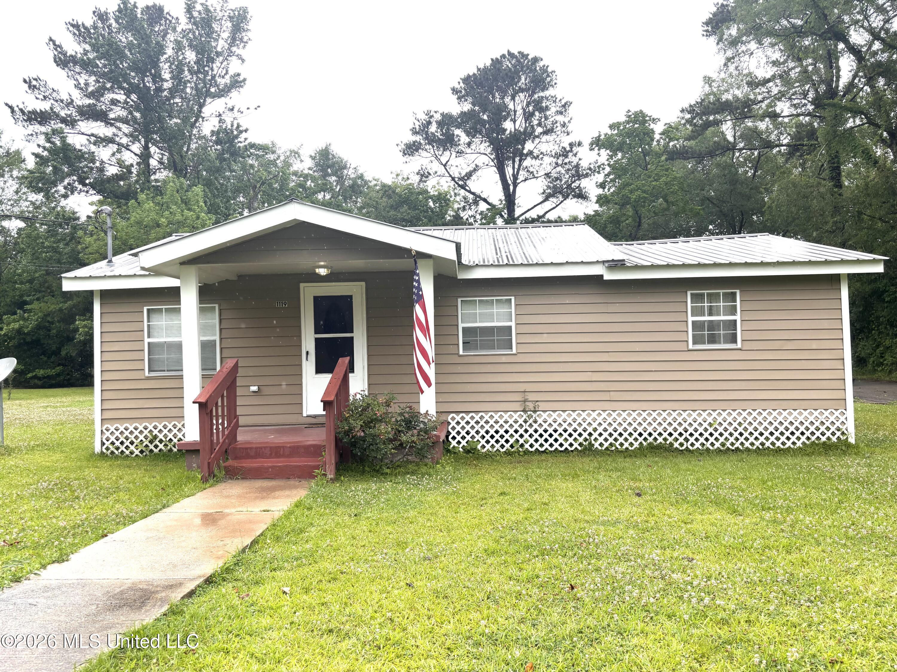 1119 E Canal Street Property Photo 2