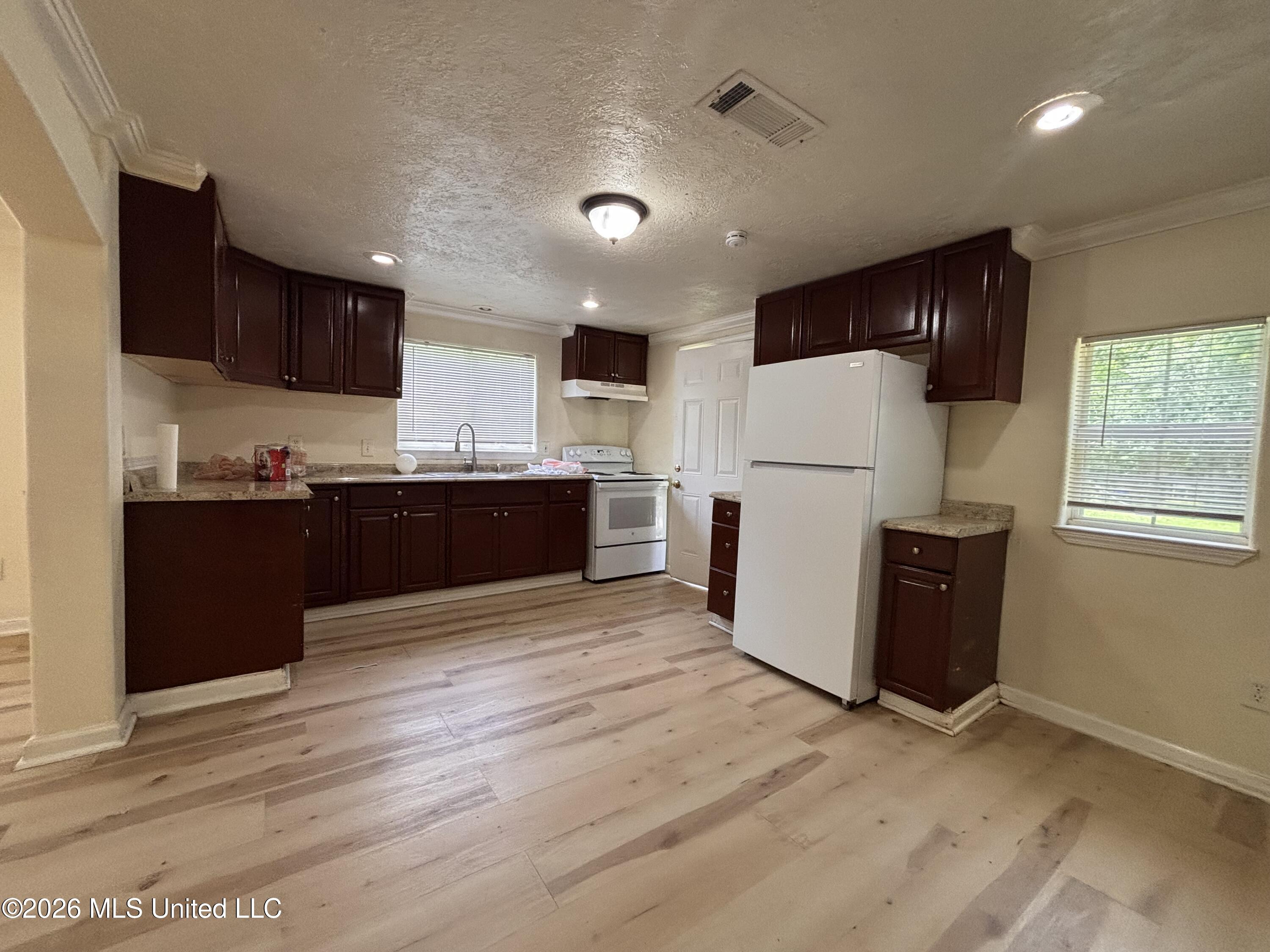 1119 E Canal Street Property Photo 7