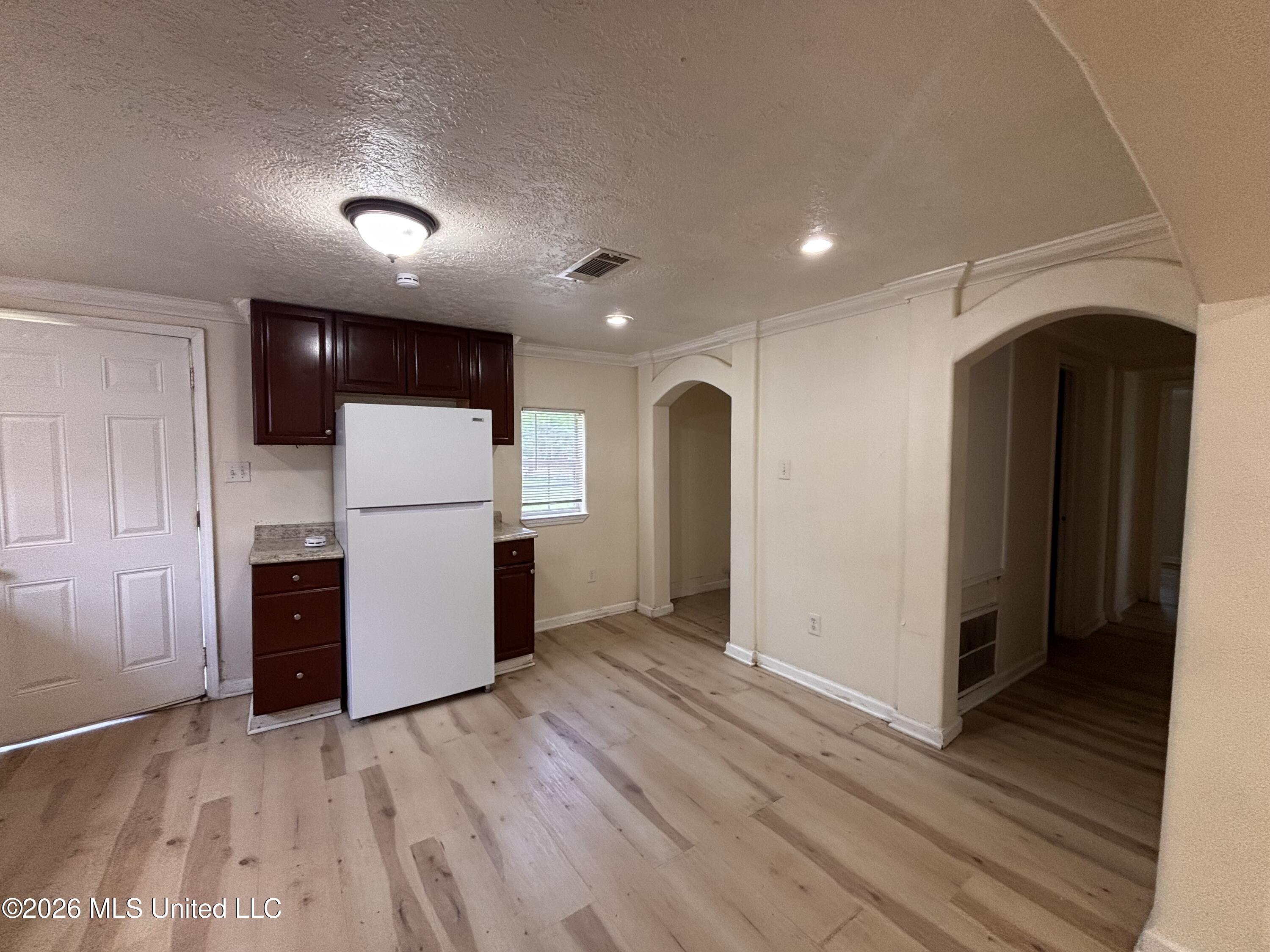 1119 E Canal Street Property Photo 9