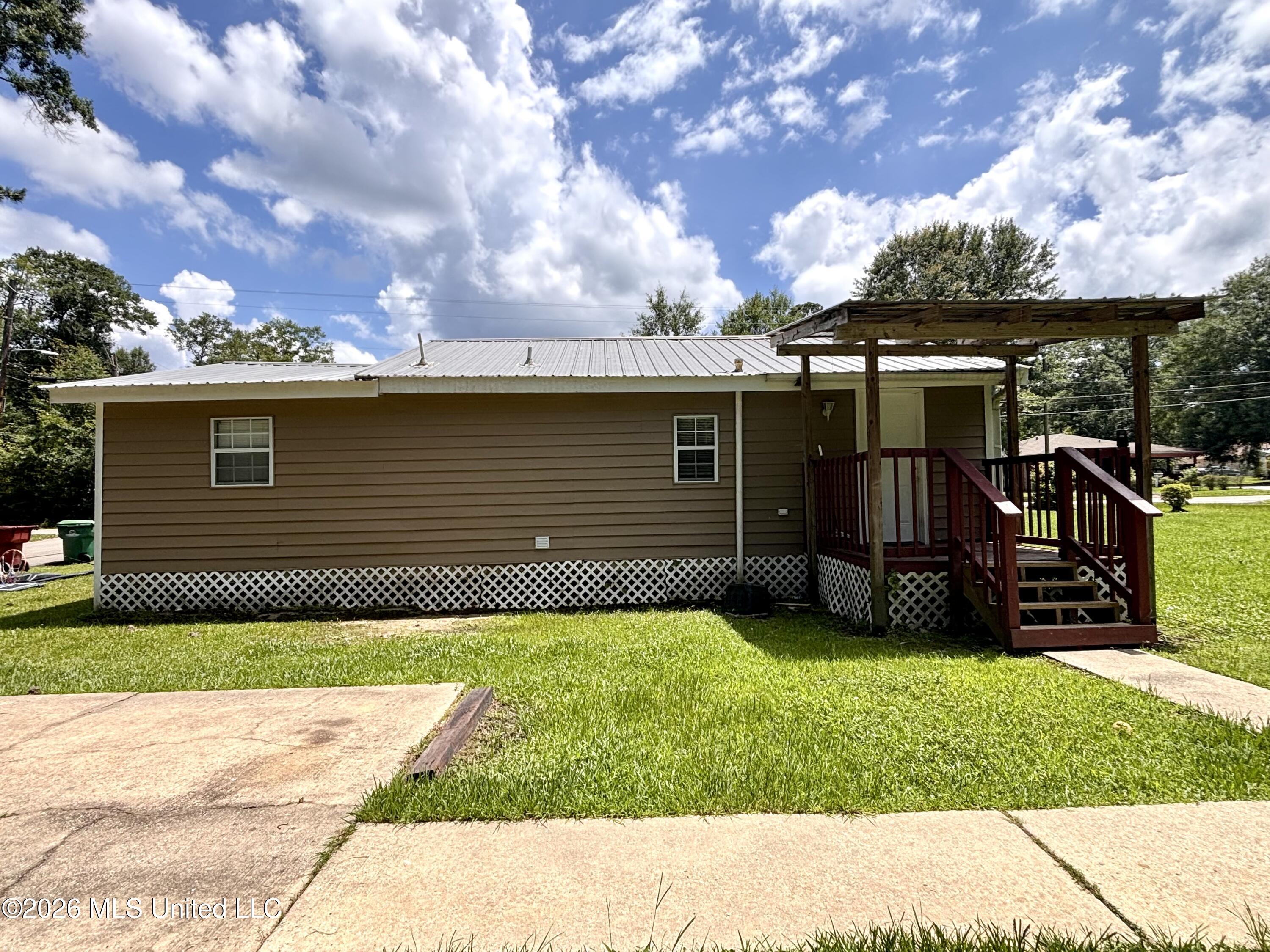 1119 E Canal Street Property Photo 23