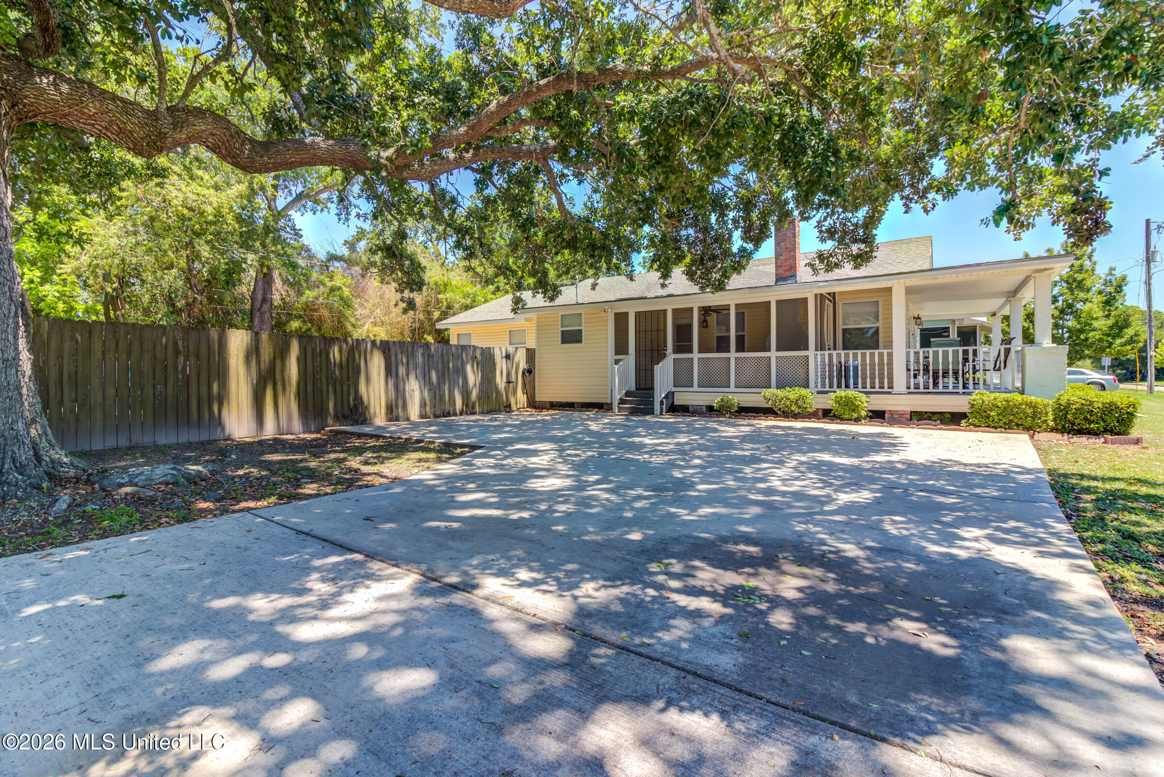 4114 8th Street Property Photo 3
