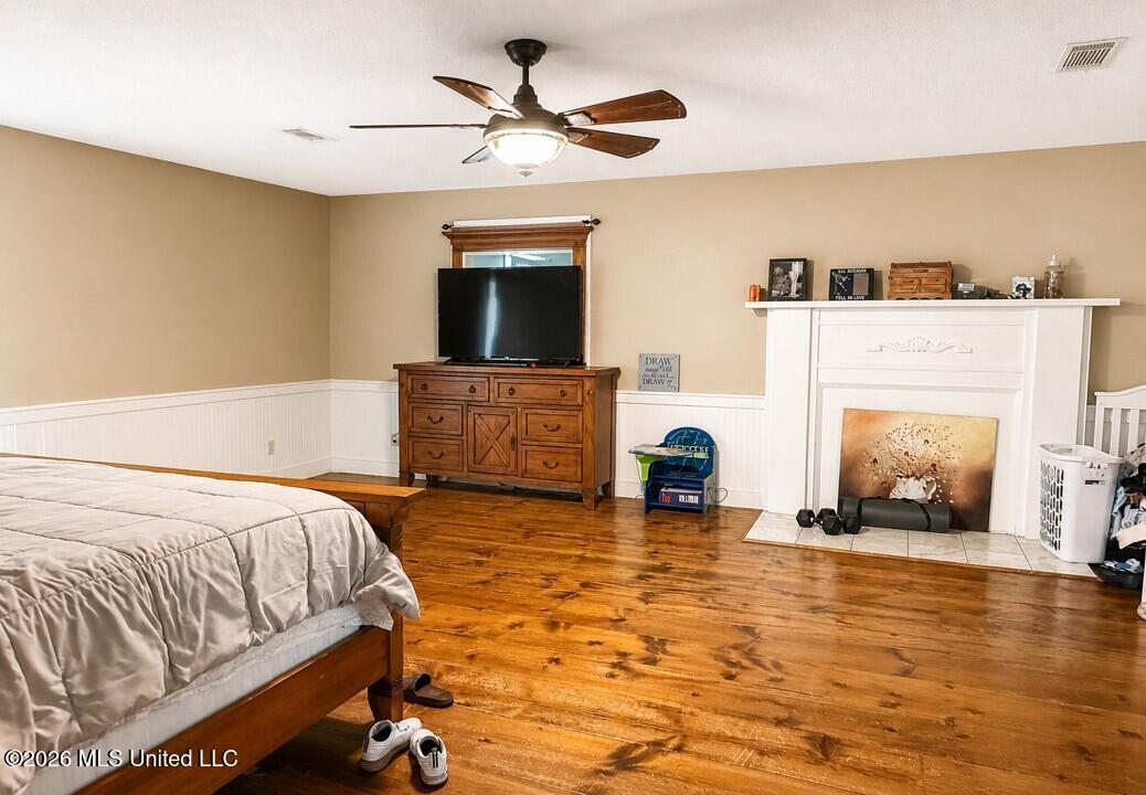1077 Cleveland Street Property Photo 6