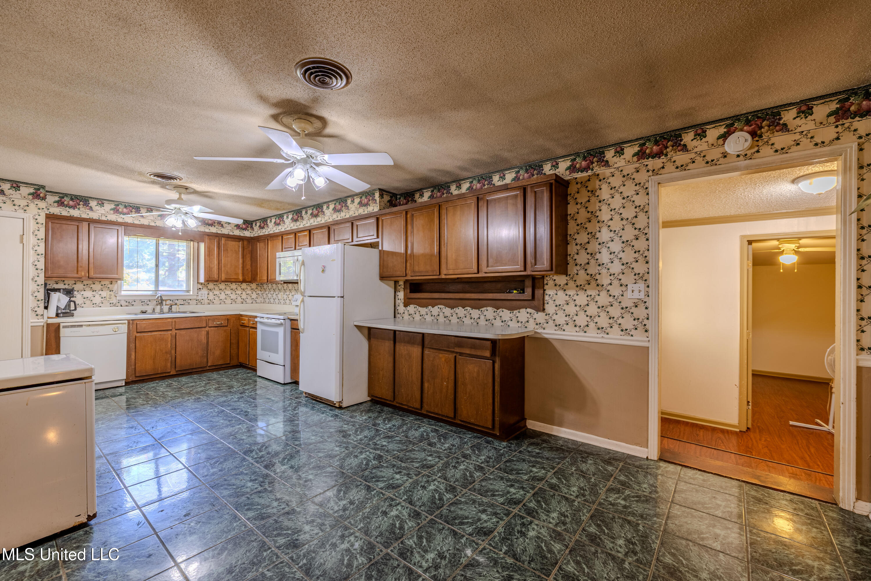 8467 Crazy Horse Cove Property Photo 6