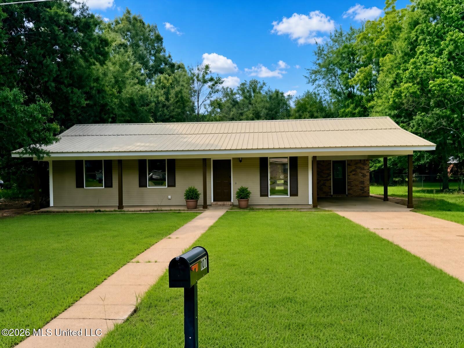 107 Driftwood Drive Property Photo 1