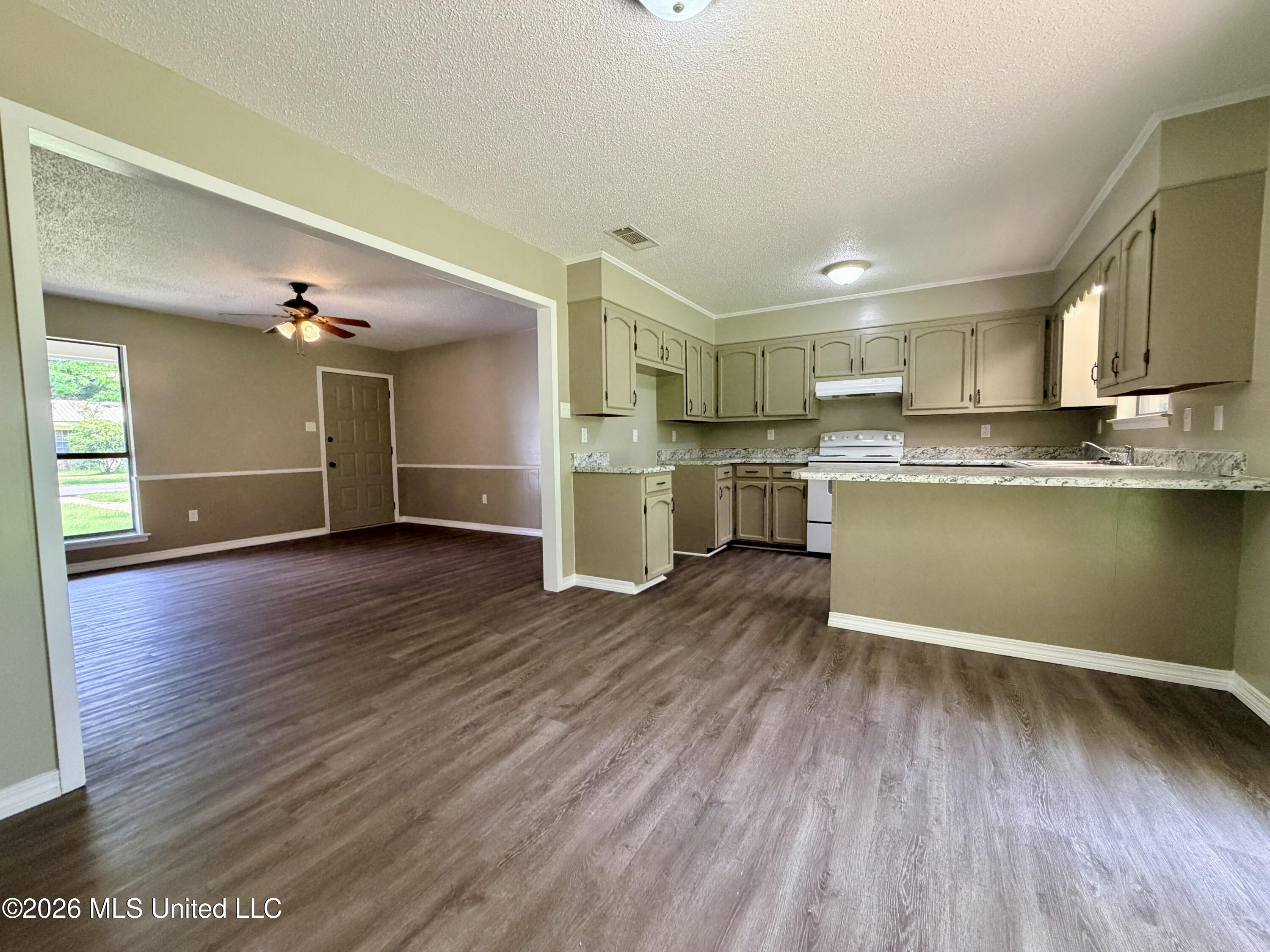 107 Driftwood Drive Property Photo 2
