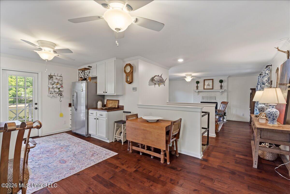 1827 Snow Lake Drive Property Photo 9