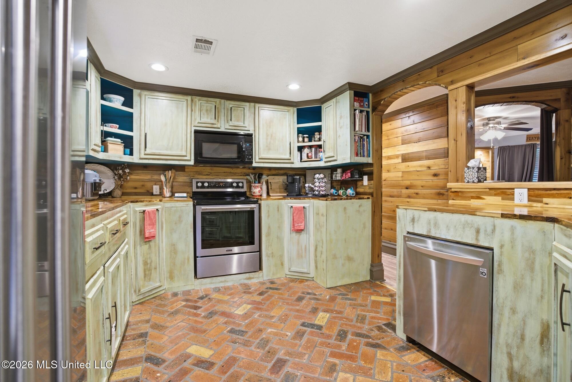 621 Flora Avenue Property Photo 6