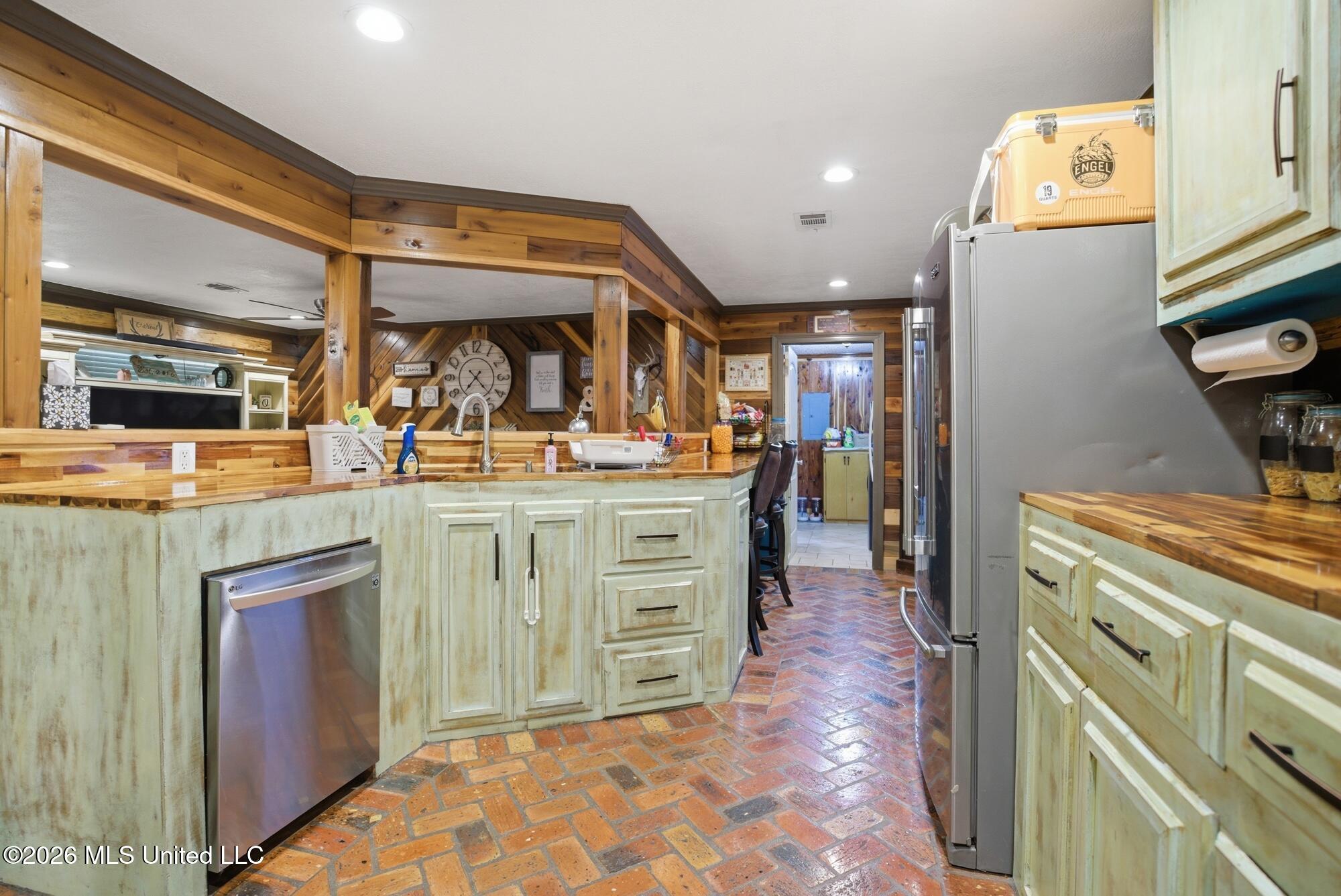 621 Flora Avenue Property Photo 7