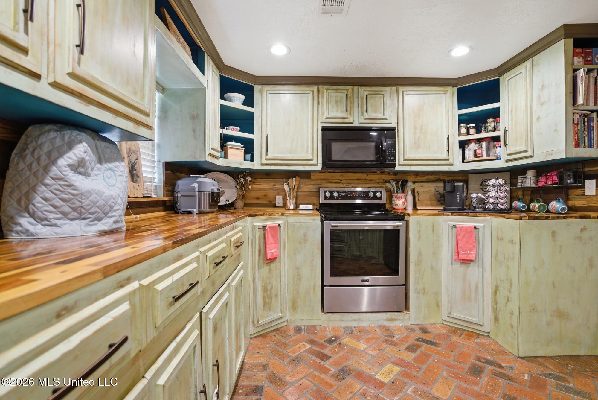 621 Flora Avenue Property Photo 8
