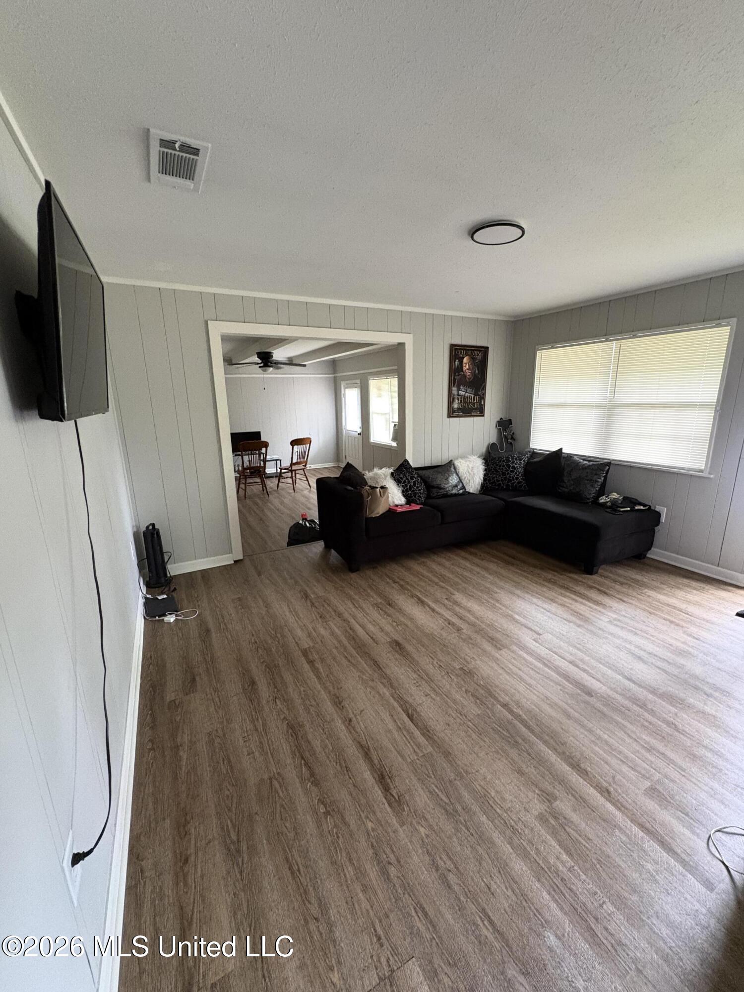 1747 Shady Lane Drive Property Photo 3
