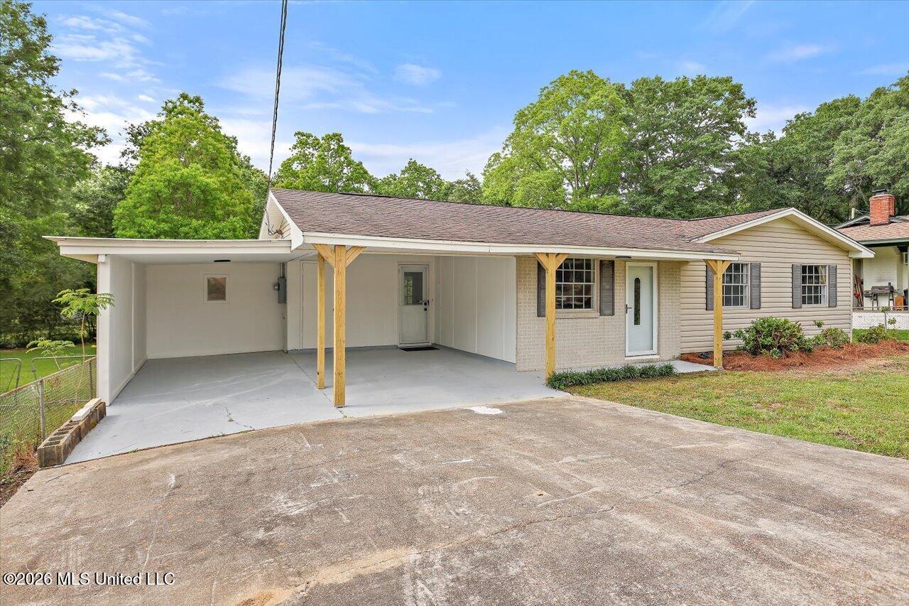 210 N Jadek Drive Property Photo 3