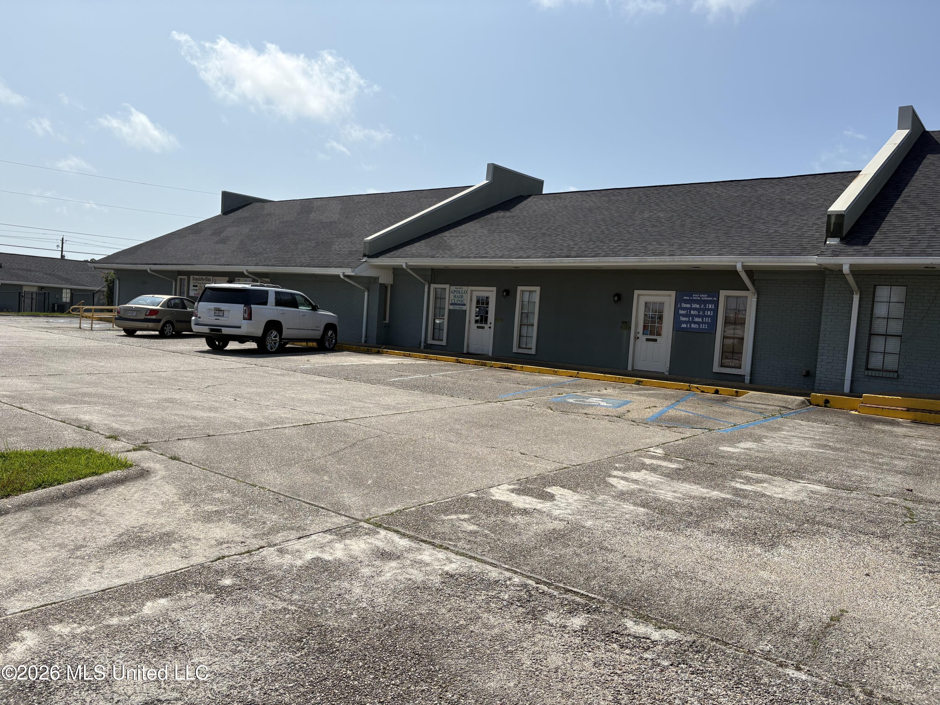 15465 Oak Lane Property Photo 4