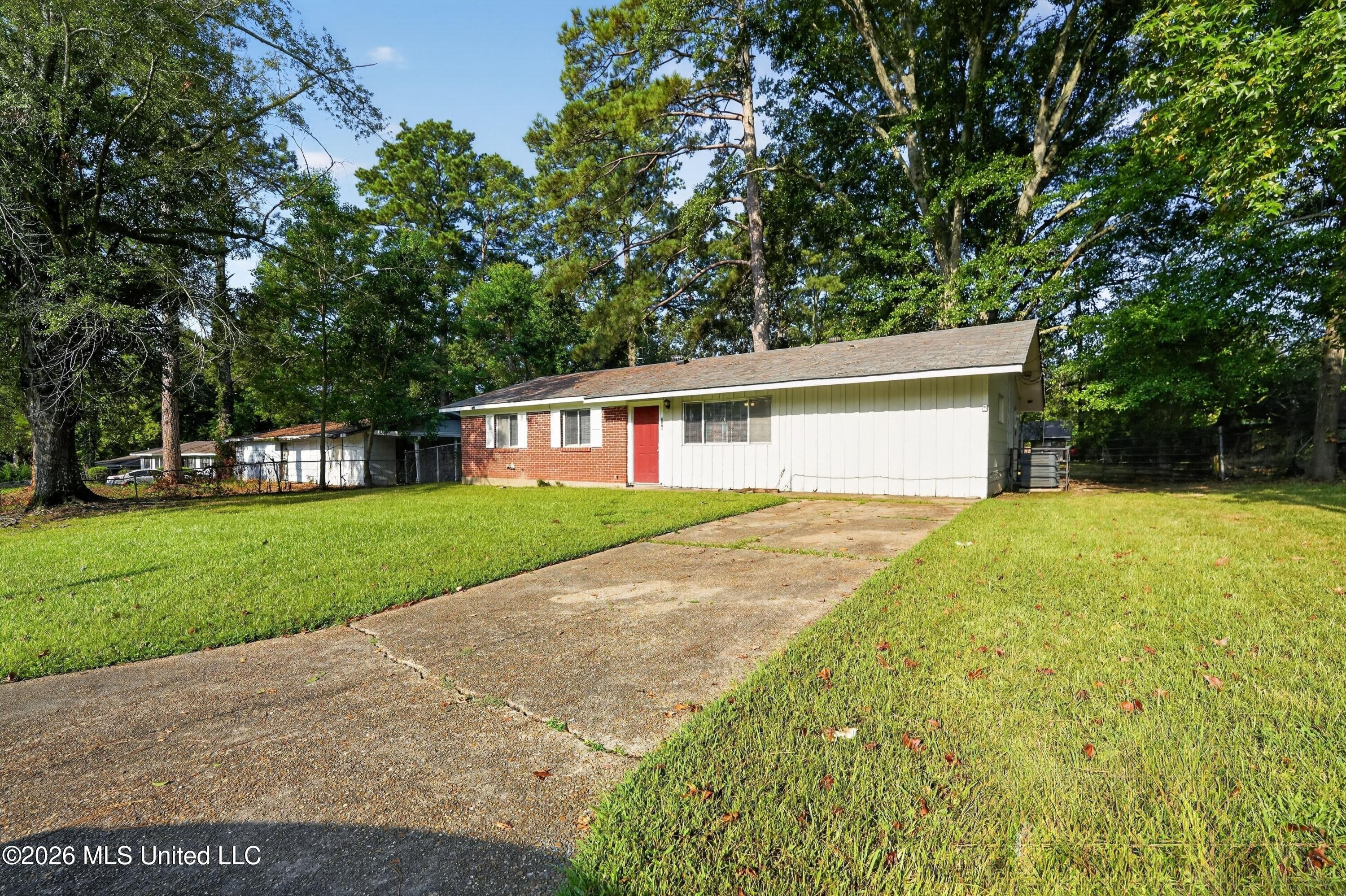 349 Queen Isabella Property Photo 4