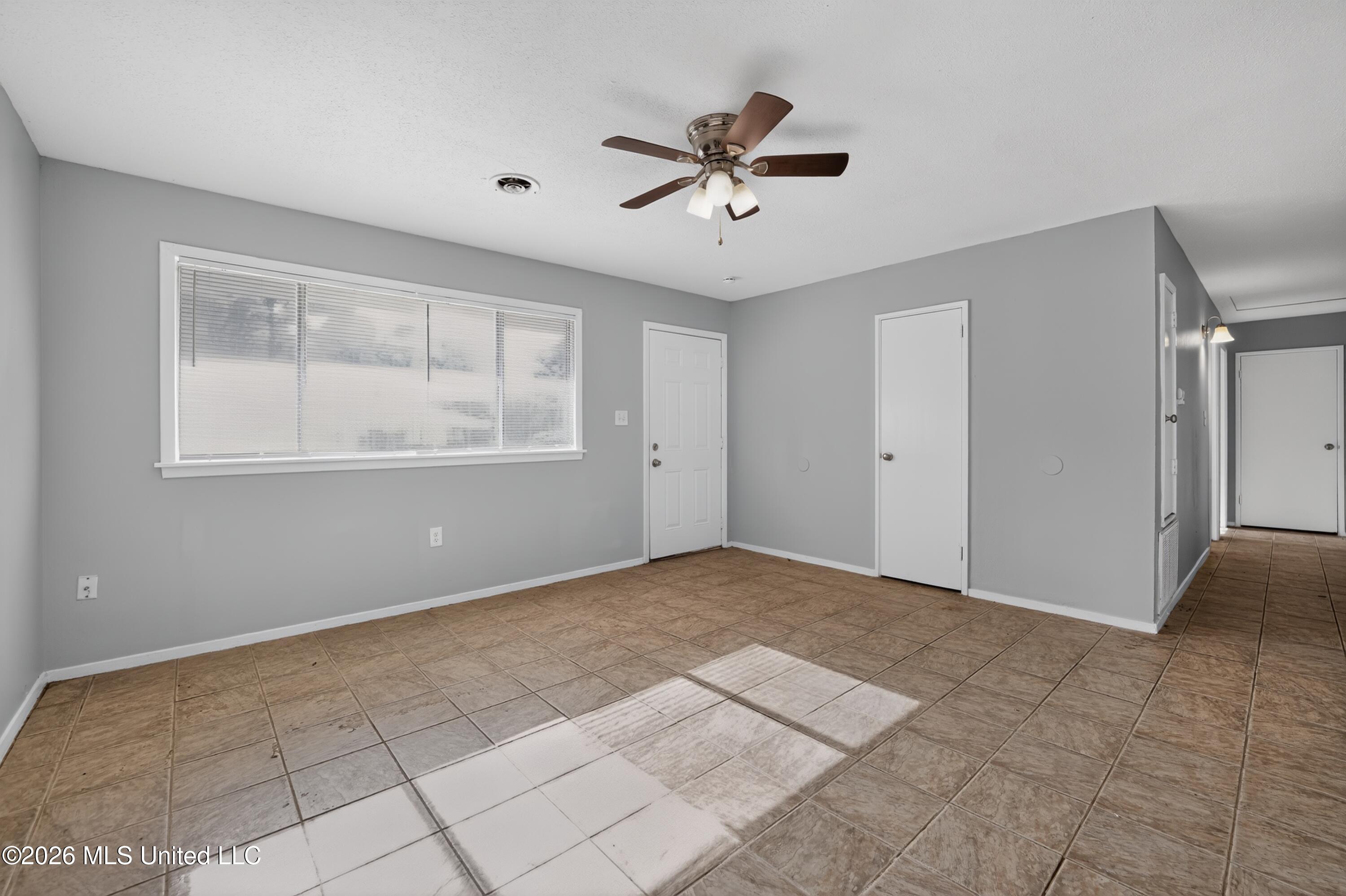 349 Queen Isabella Property Photo 8