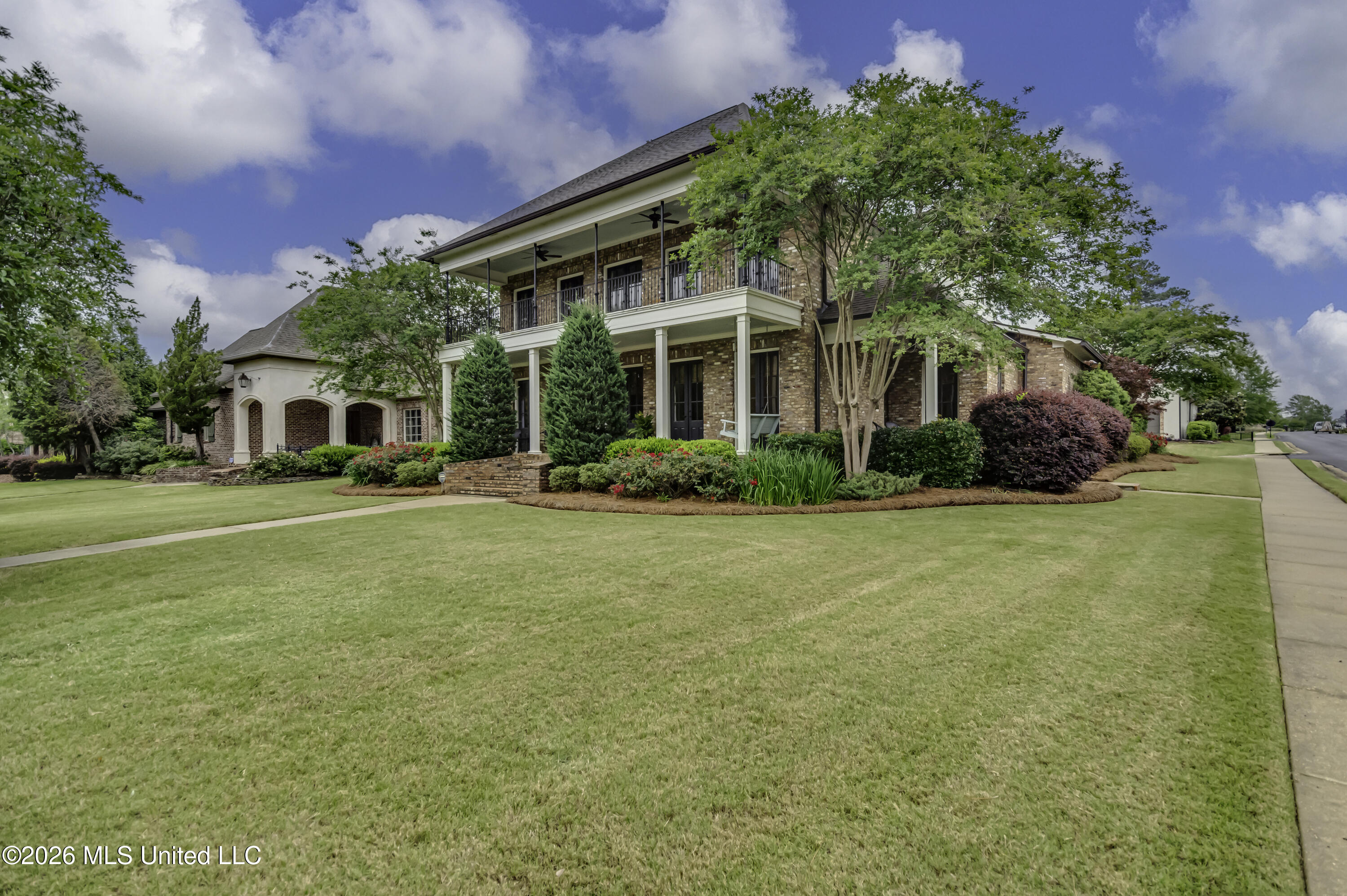 100 Arbor Landing Property Photo 3