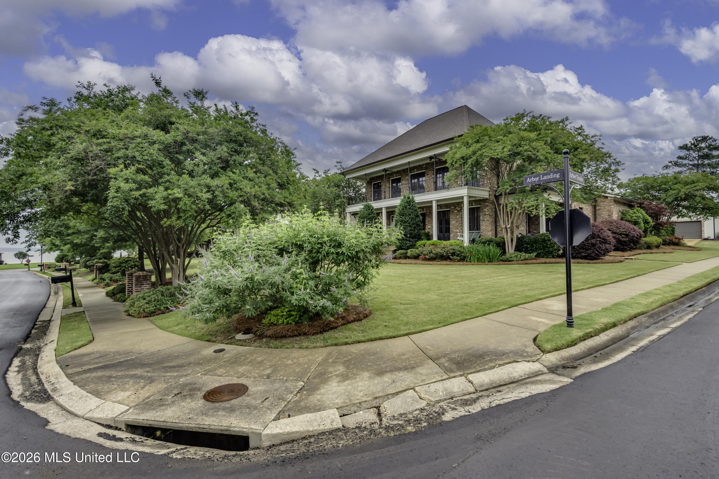 100 Arbor Landing Property Photo 4