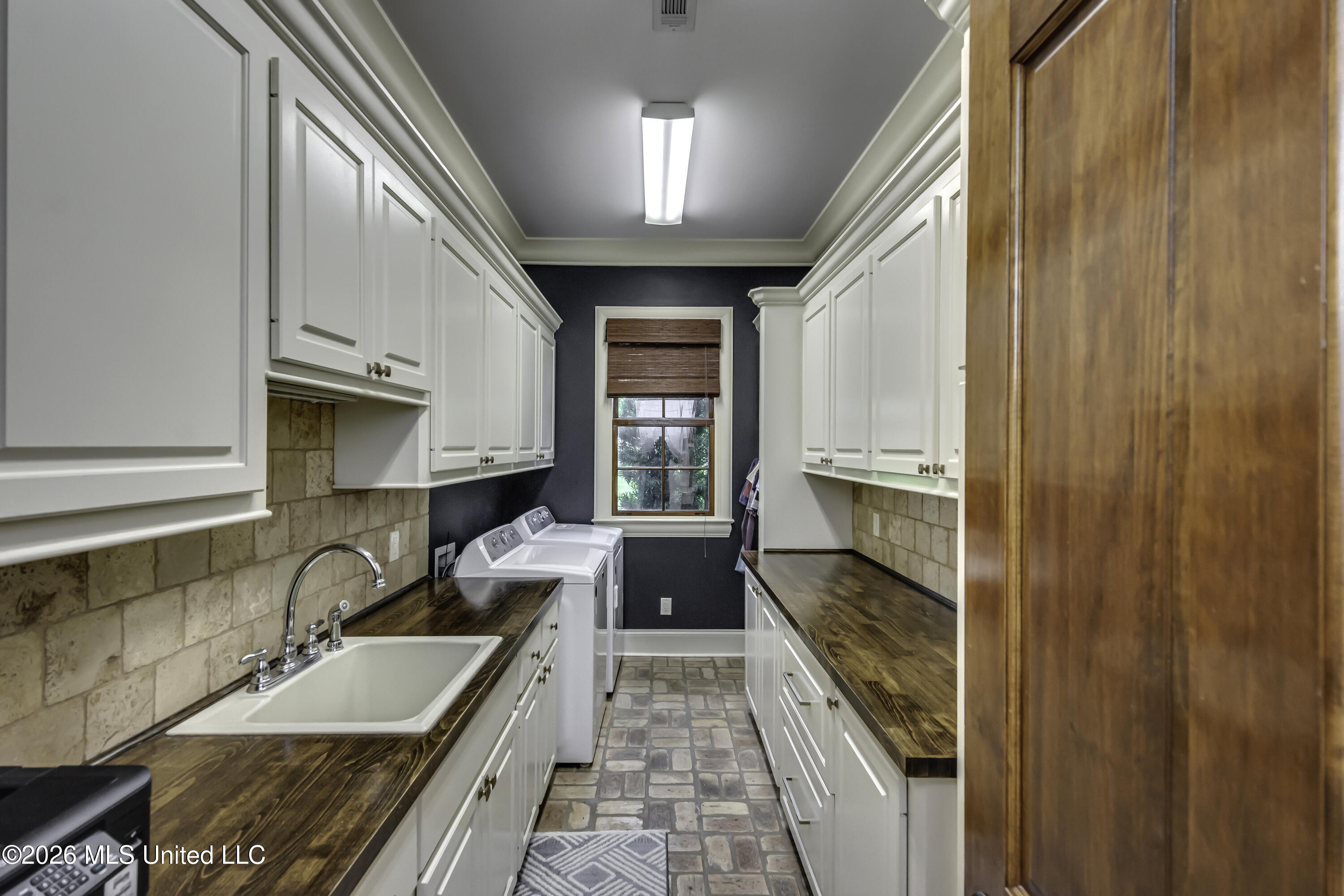 100 Arbor Landing Property Photo 23