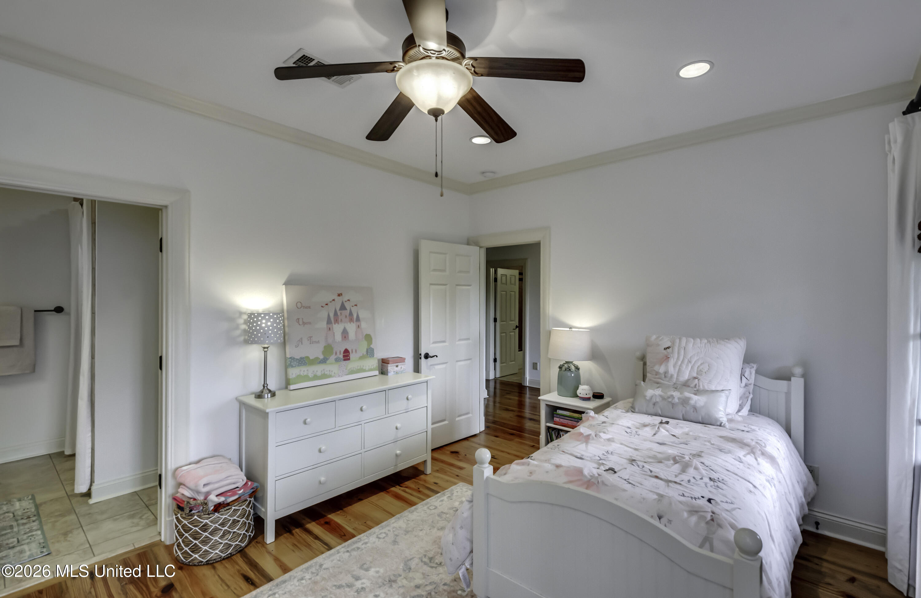 100 Arbor Landing Property Photo 28