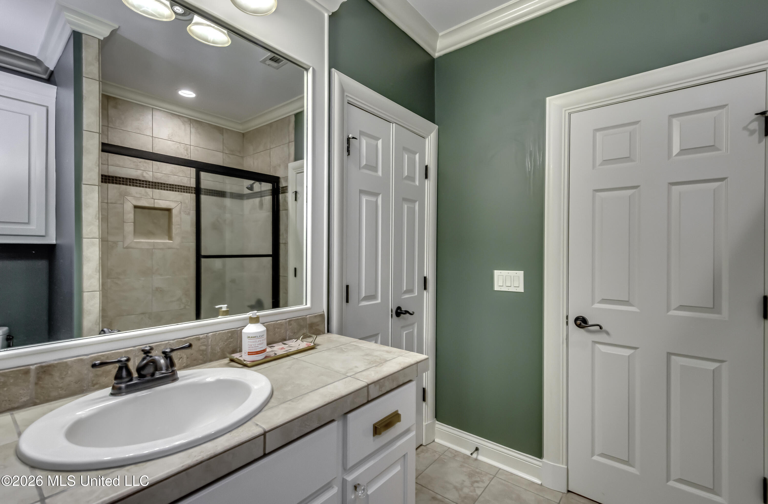 100 Arbor Landing Property Photo 38