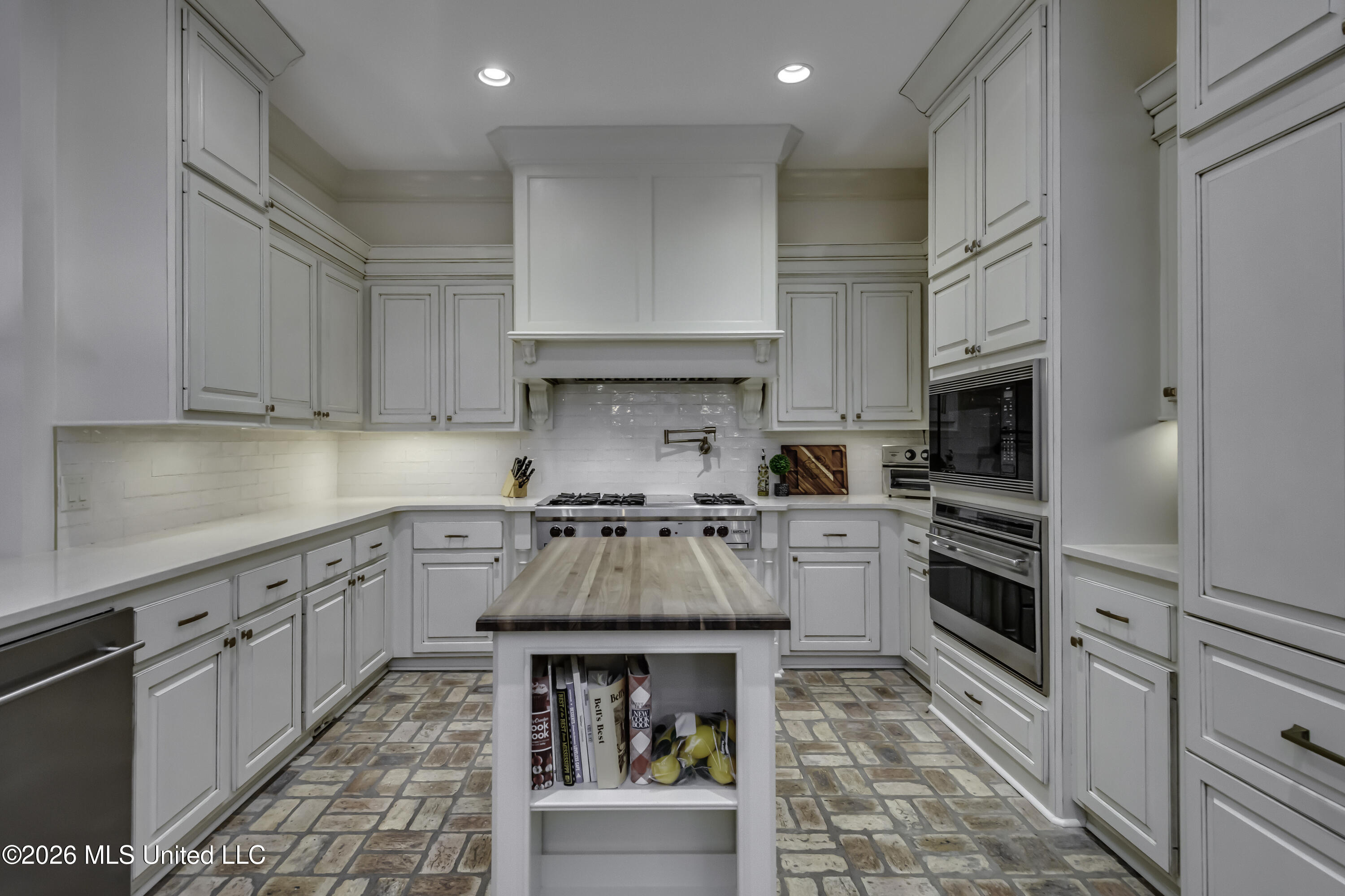 100 Arbor Landing Property Photo 63