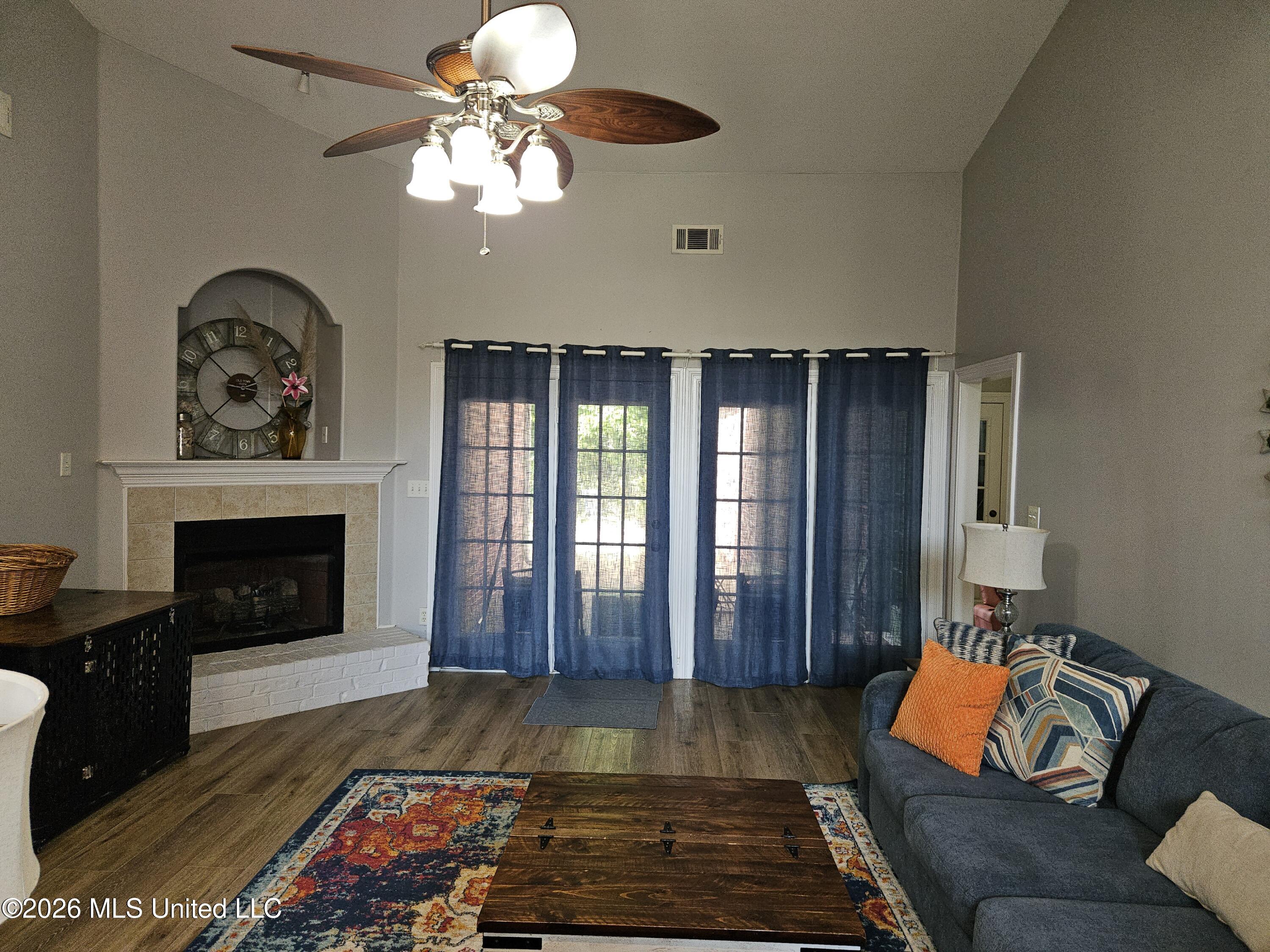 105 Mckinzie Cove Property Photo 4