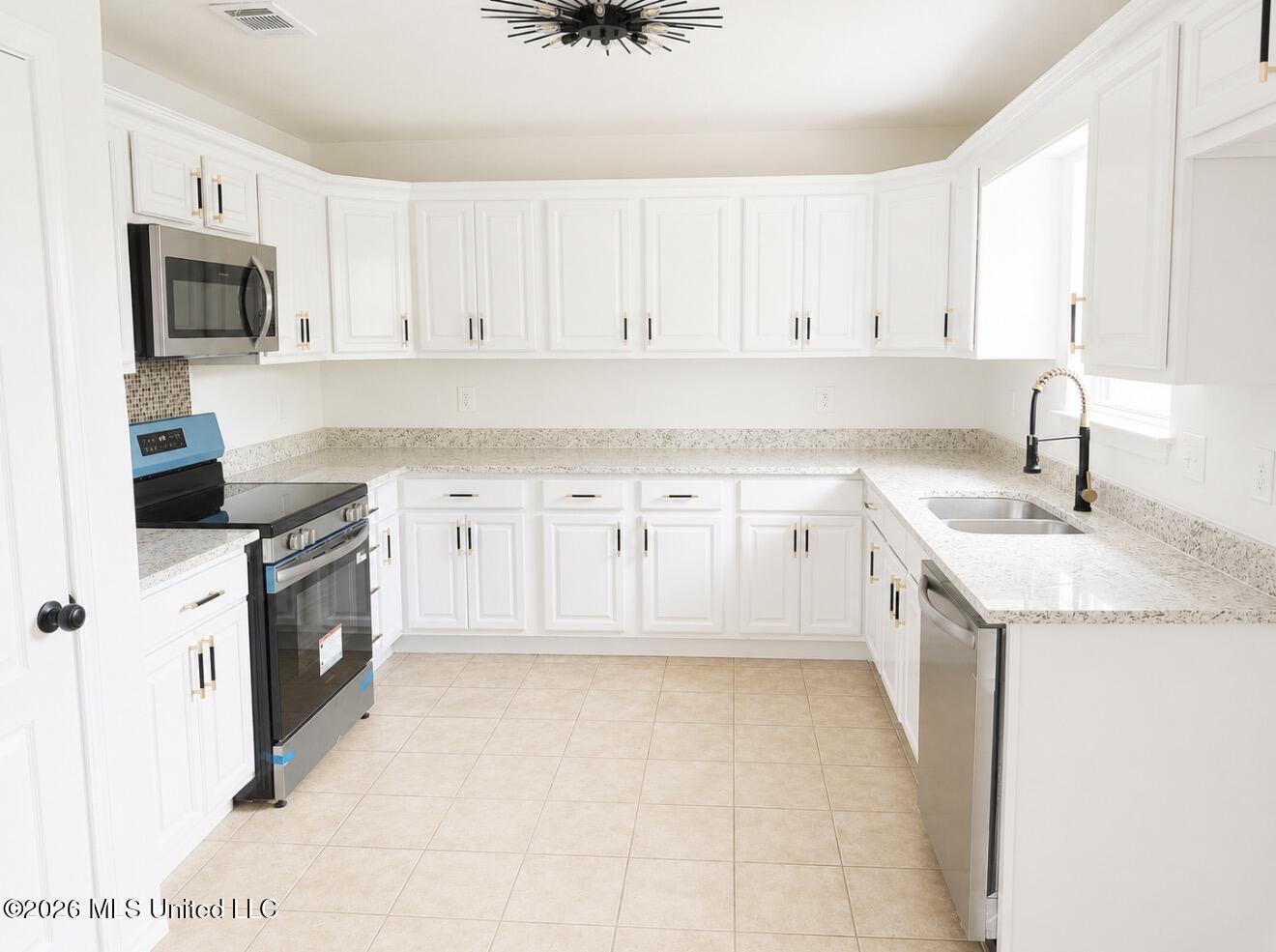 8122 Longwood Drive Property Photo 6