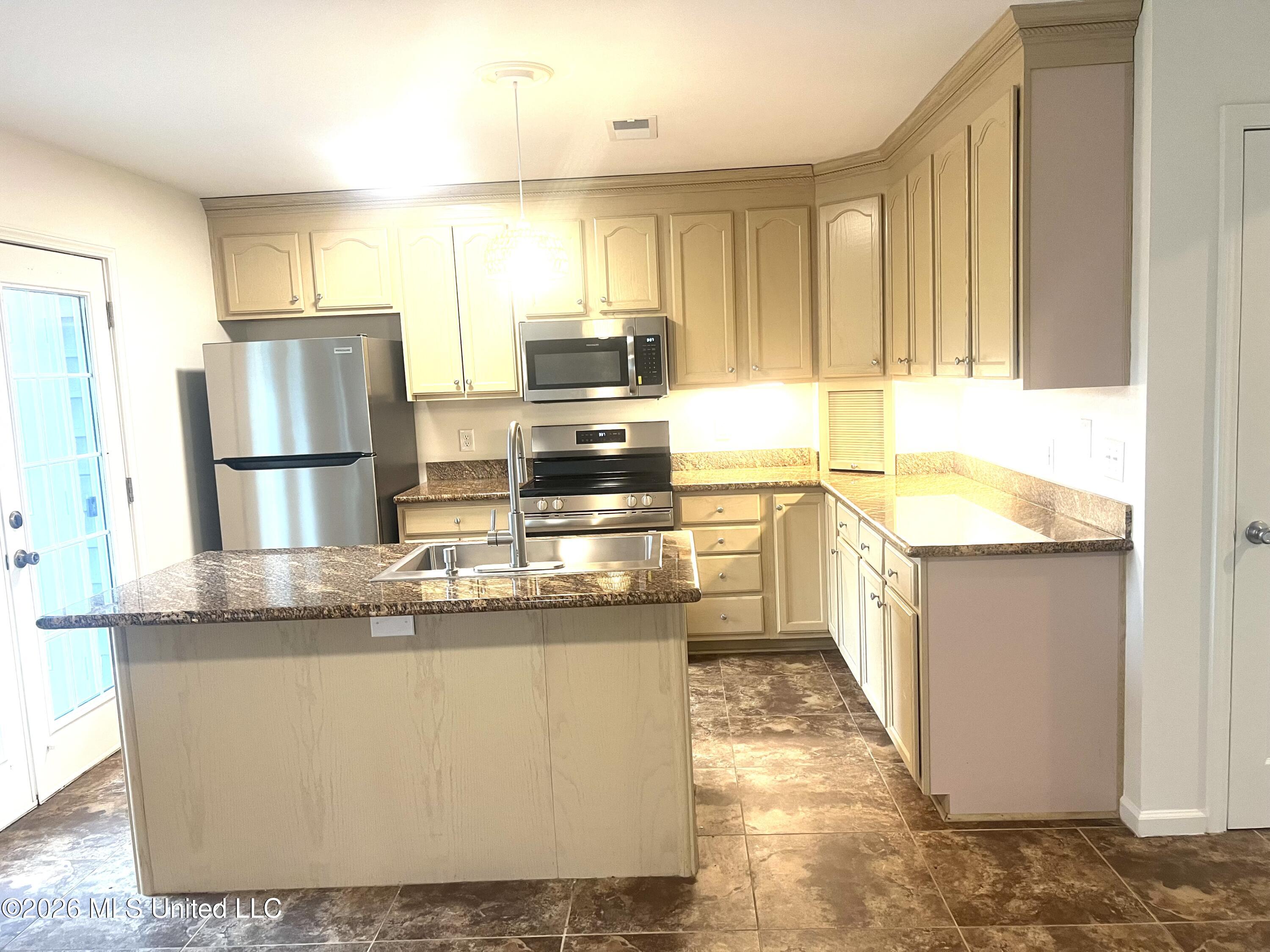 495 Popps Ferry Road Property Photo 6