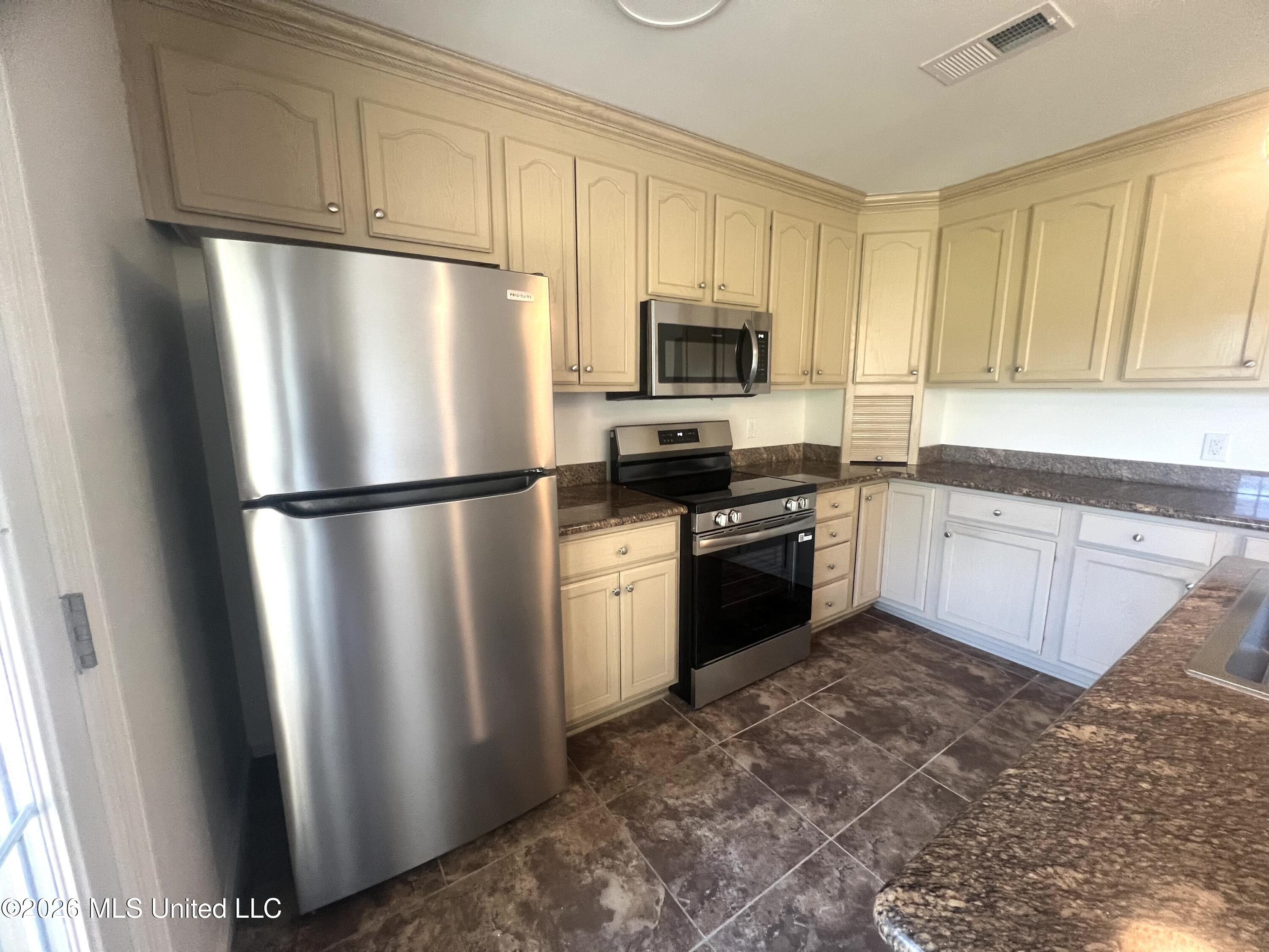495 Popps Ferry Road Property Photo 7