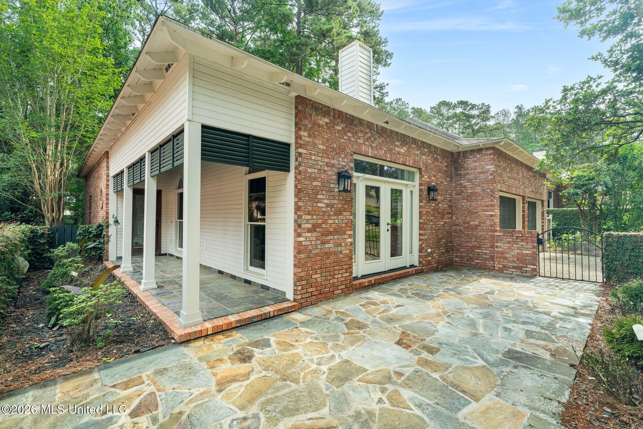 10 Moss Point Road Property Photo 8