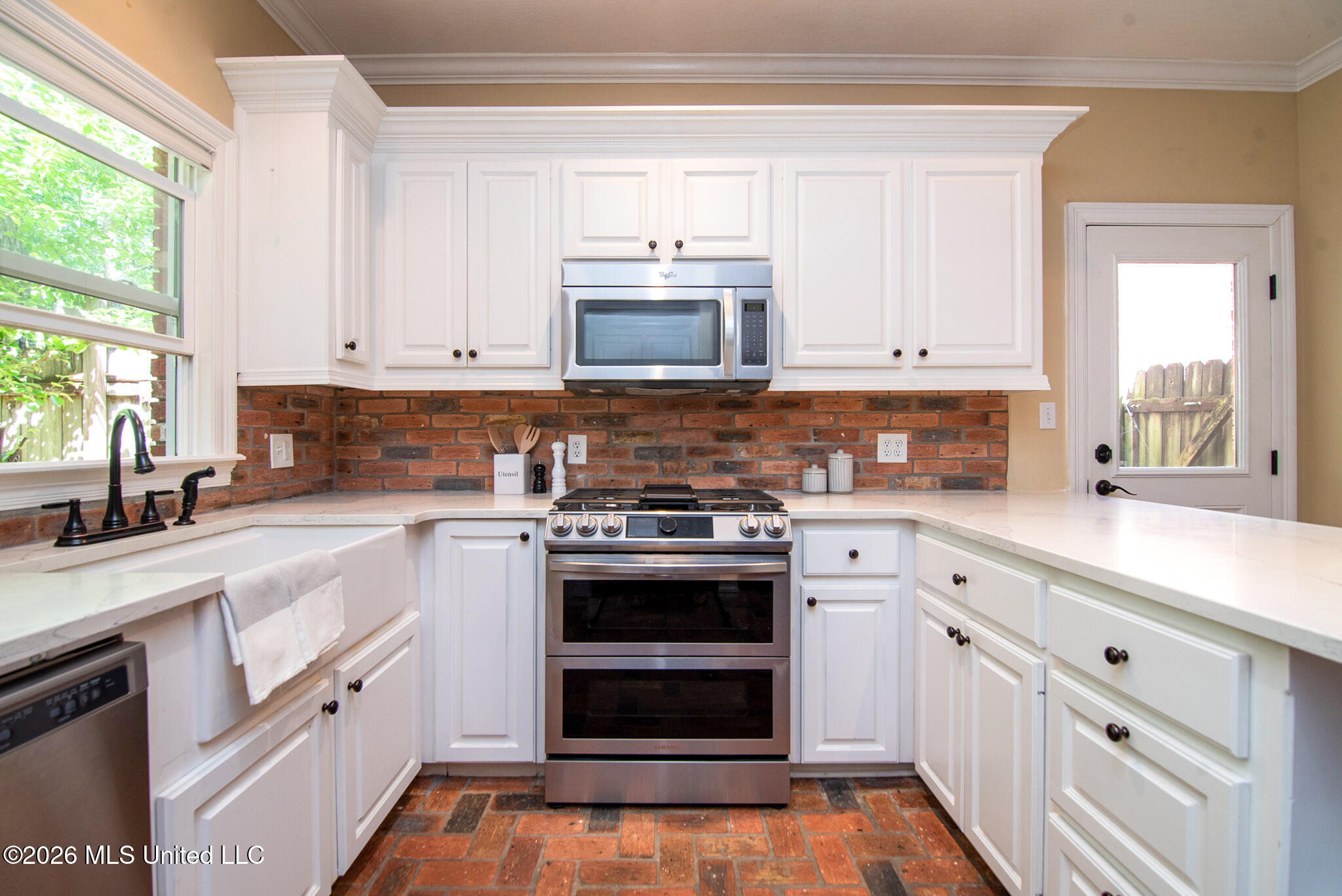 10 Moss Point Road Property Photo 18