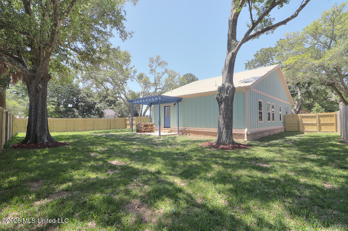 166 Daisy Street Property Photo 12