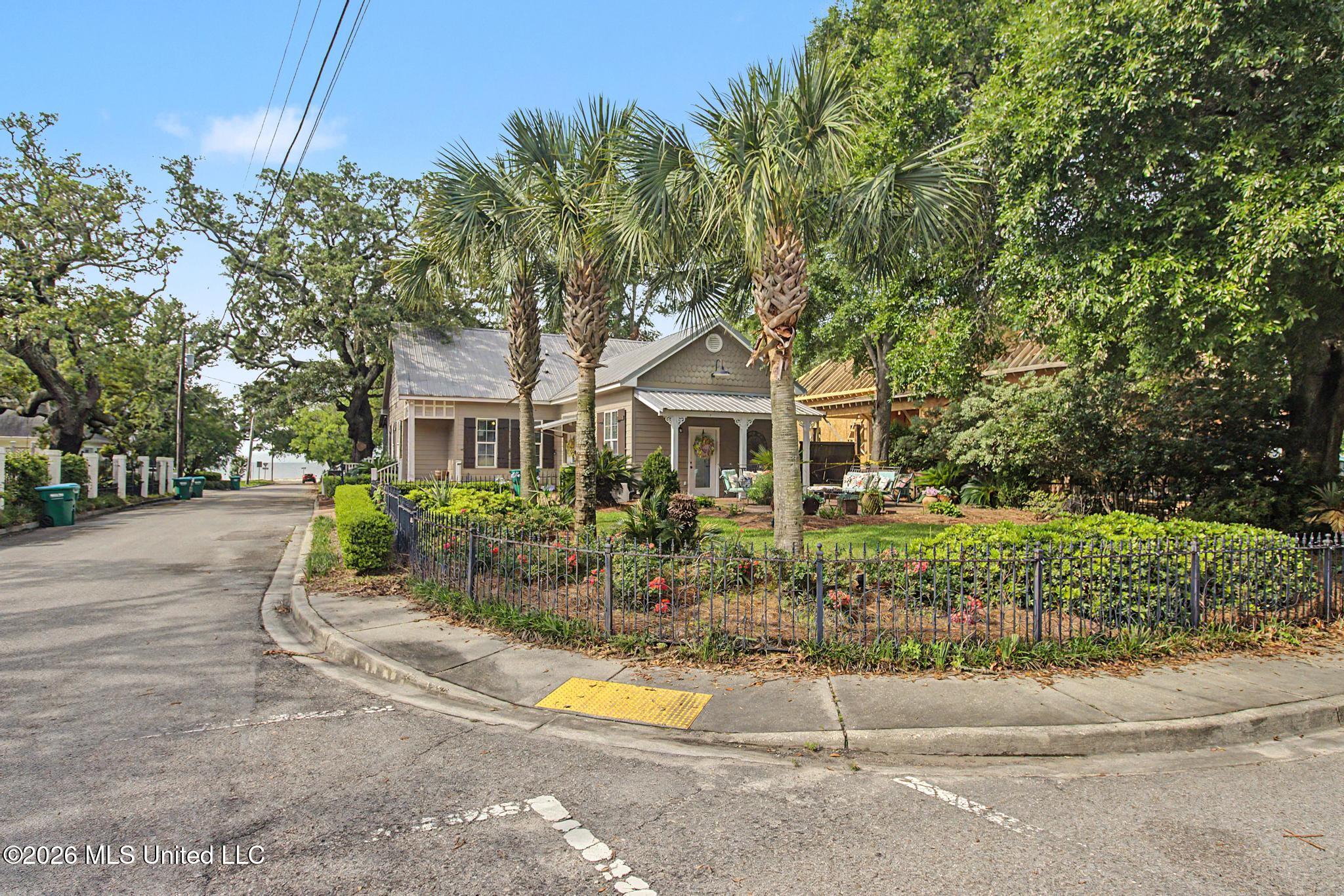 1521 Roberts Avenue Property Photo 1