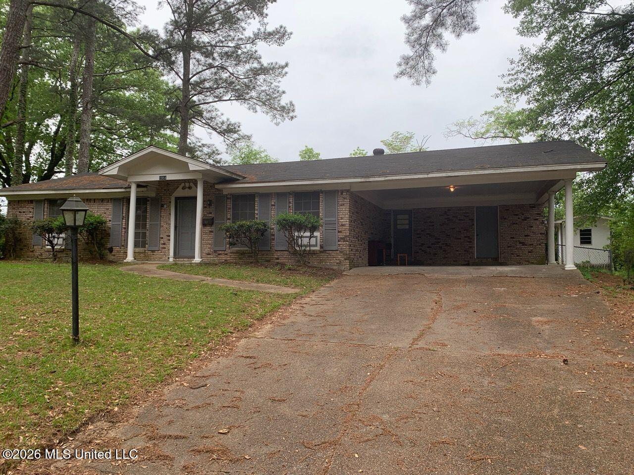 1984 Longwood Drive Property Photo 1