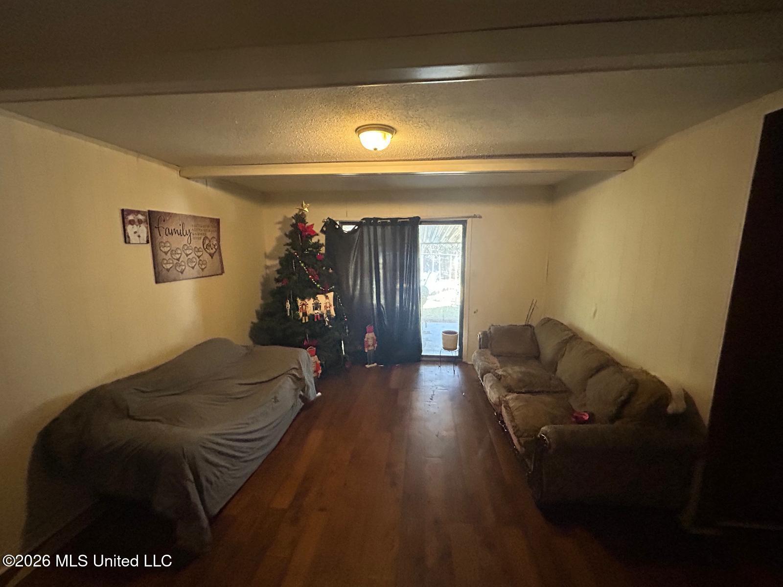 1984 Longwood Drive Property Photo 2