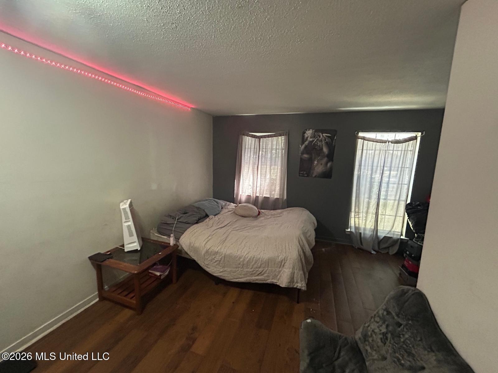 1984 Longwood Drive Property Photo 3