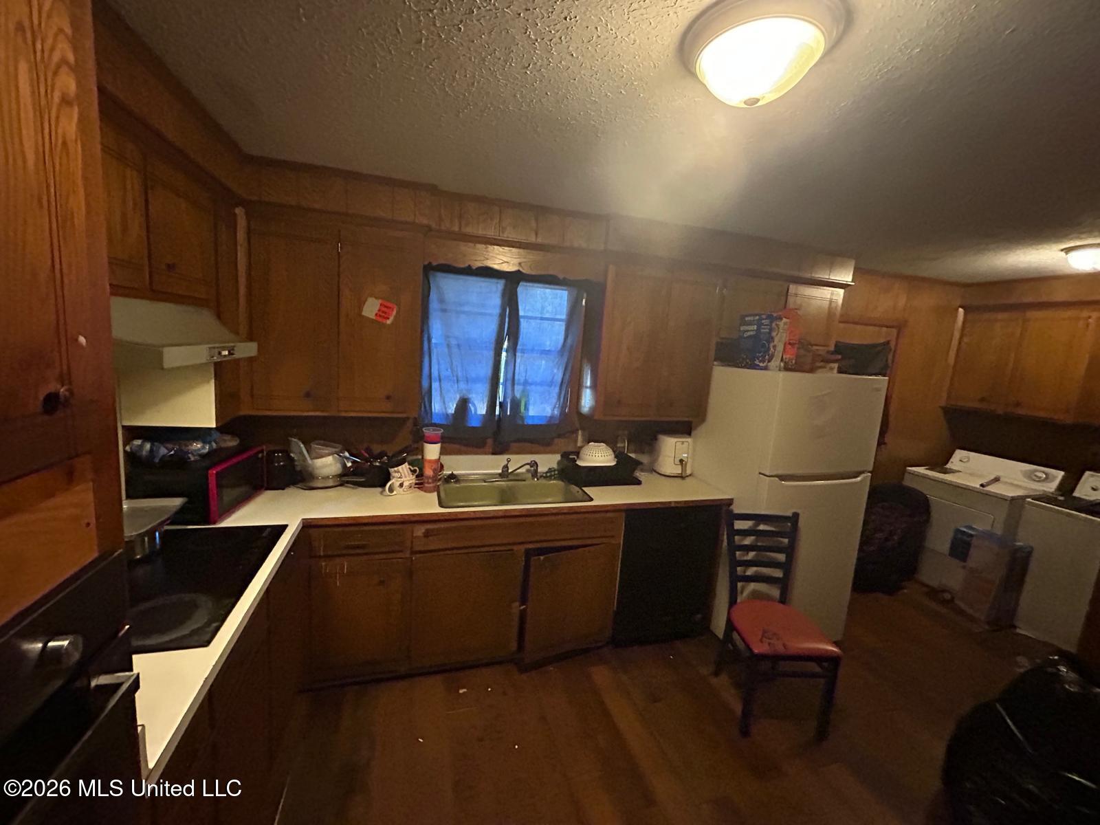 1984 Longwood Drive Property Photo 11