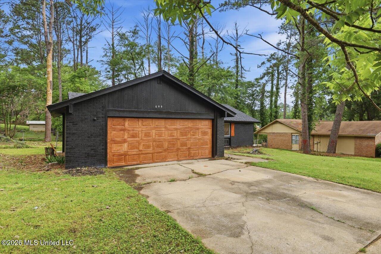 609 Briarcliff Circle Property Photo 3