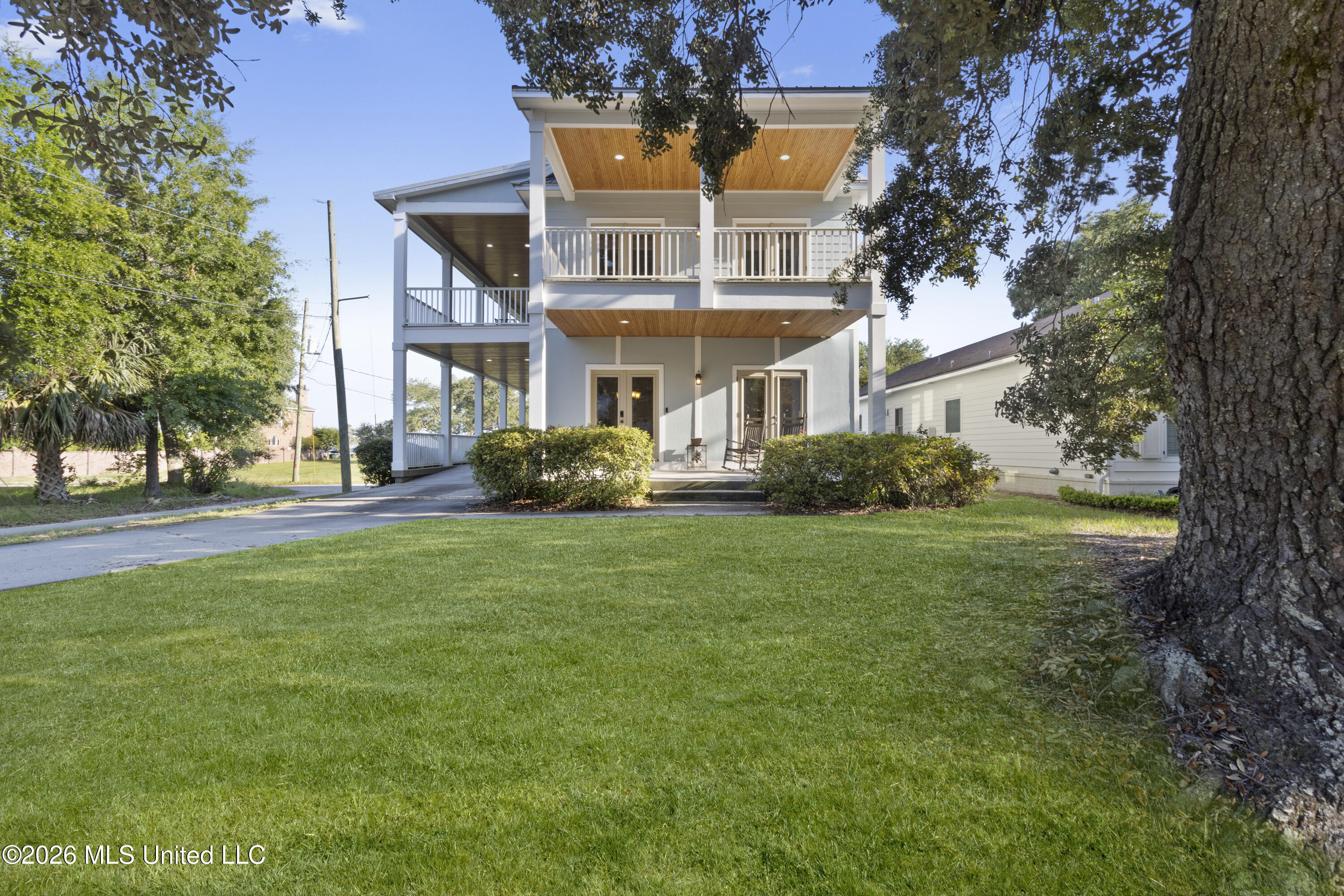 631 2nd Street Property Photo 3