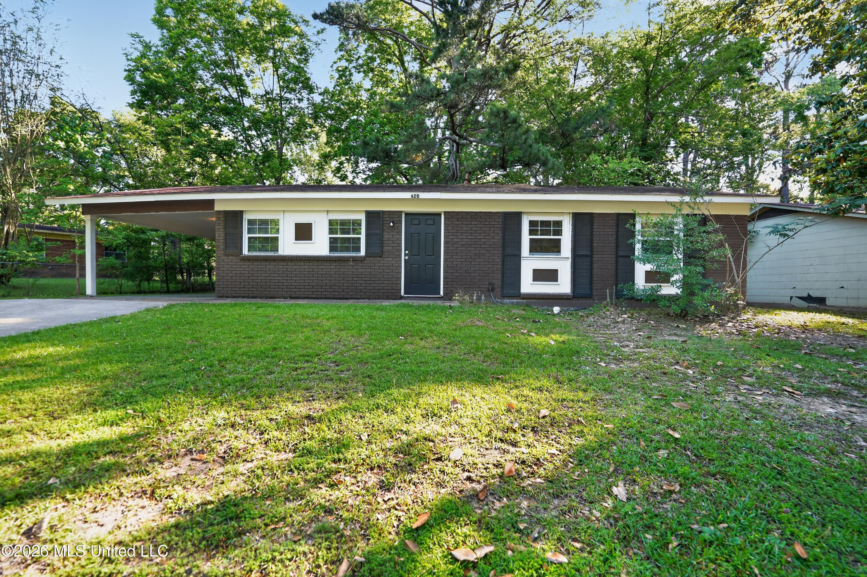 620 Queen Circle Property Photo 4