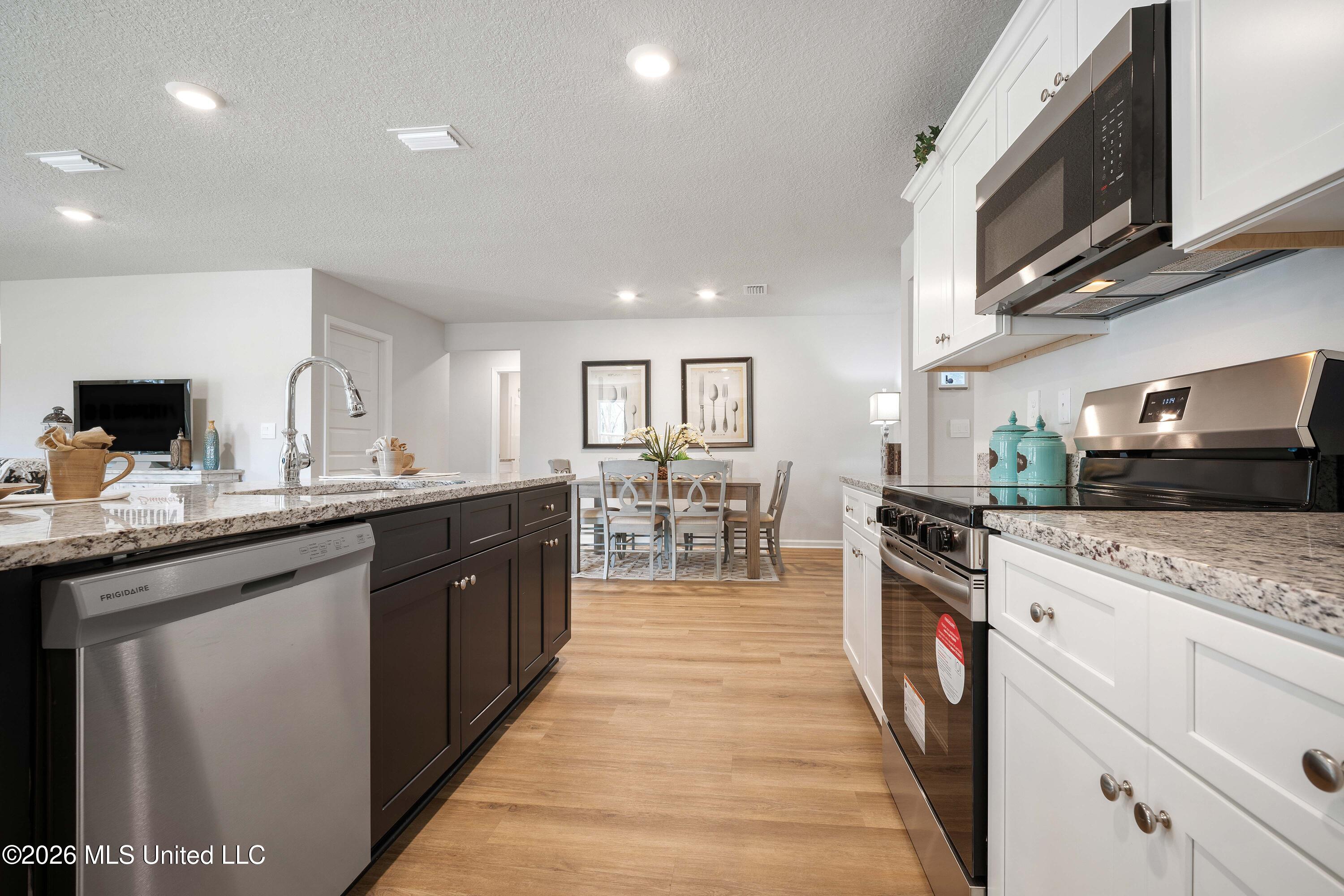 13449 Pond Ridge Way Property Photo 6