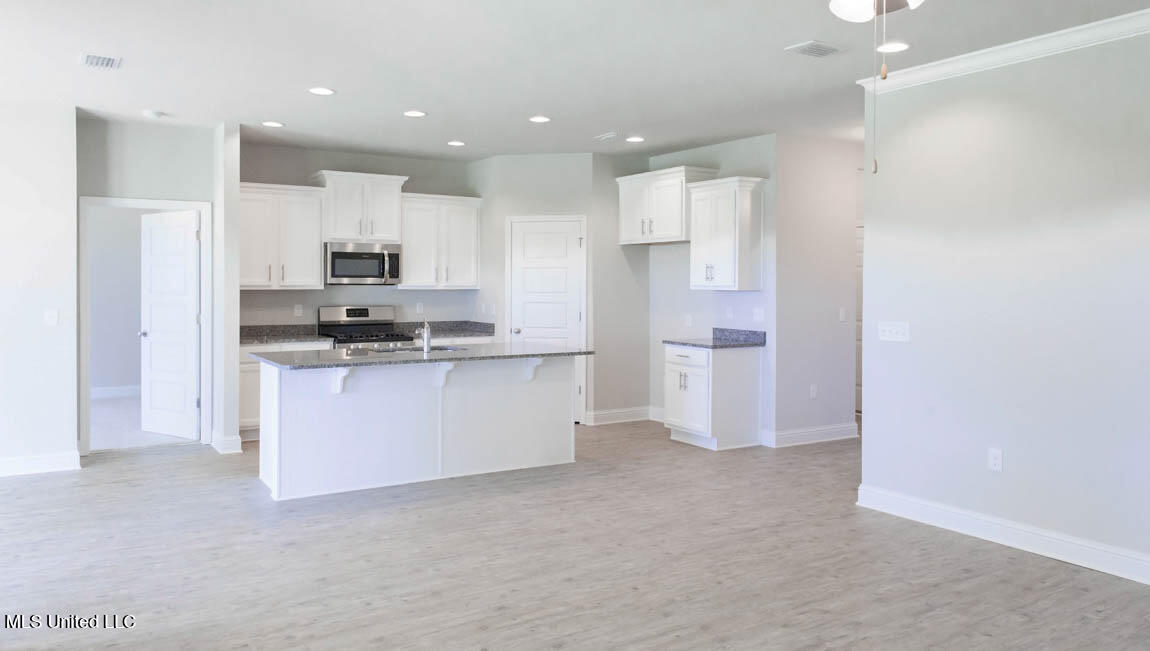 18437 Spring Hill Drive Property Photo 11