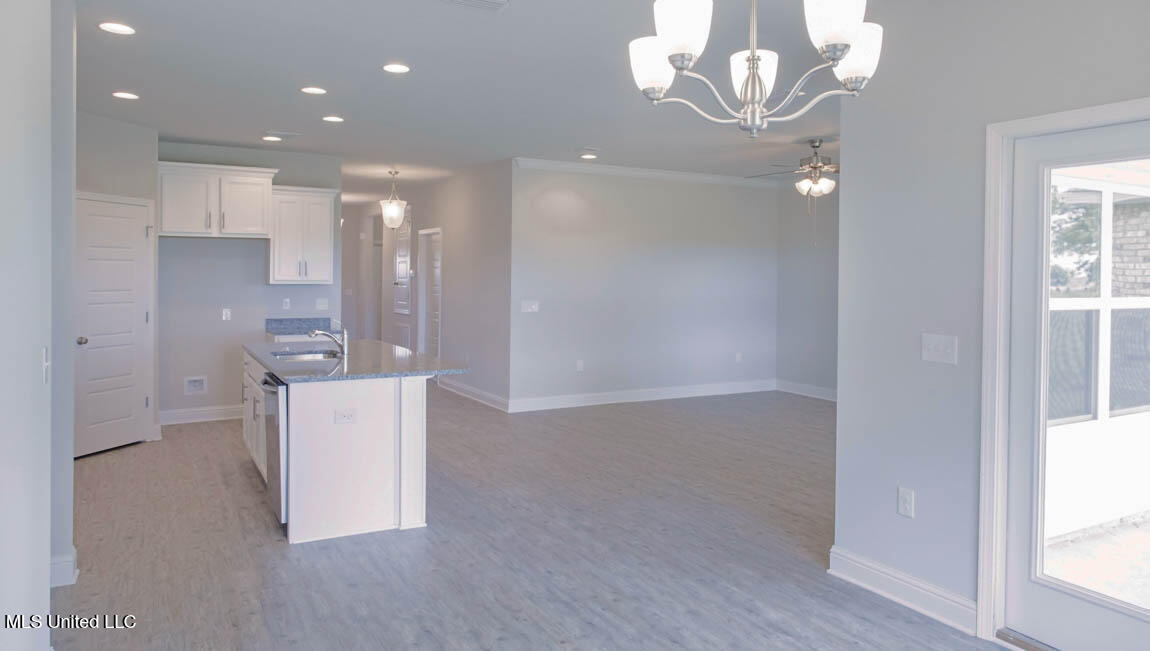 18437 Spring Hill Drive Property Photo 15