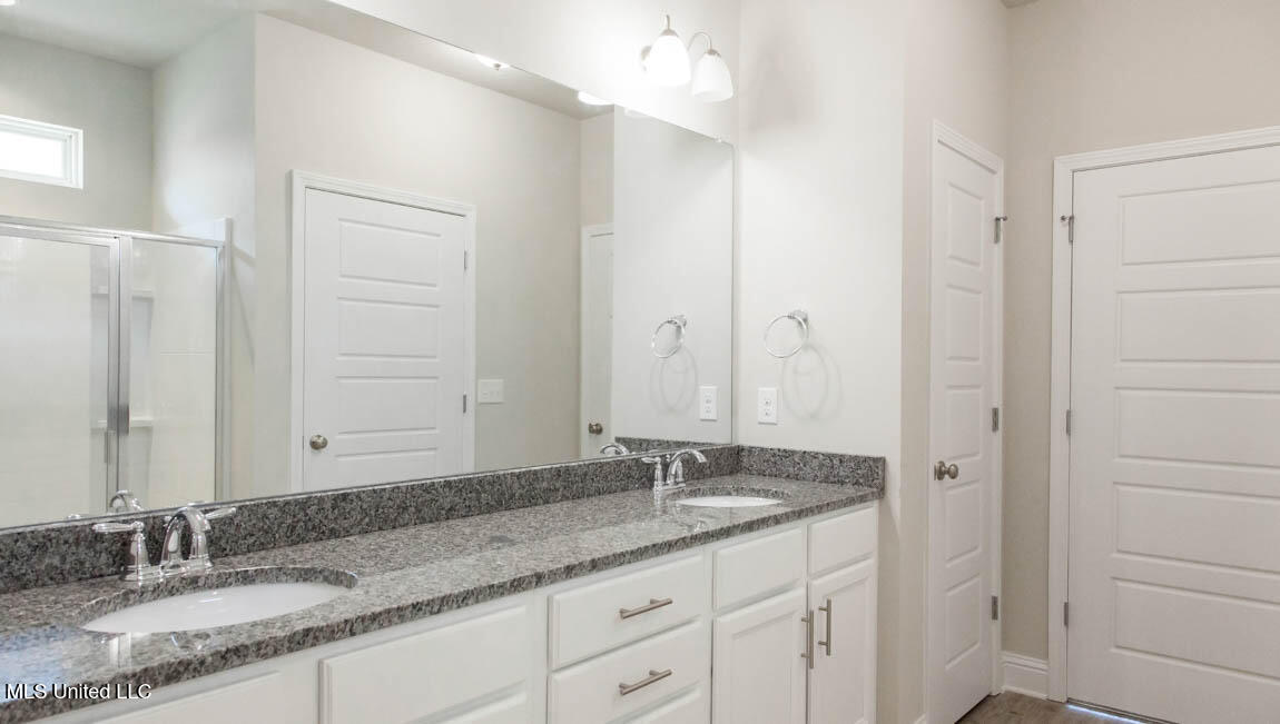 18437 Spring Hill Drive Property Photo 20