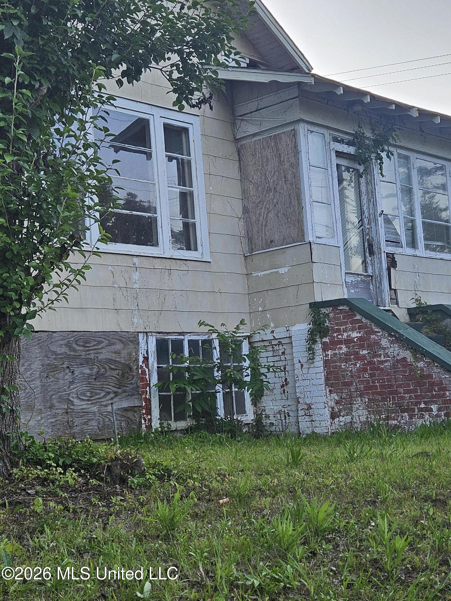604 S Broadway Street Property Photo 6