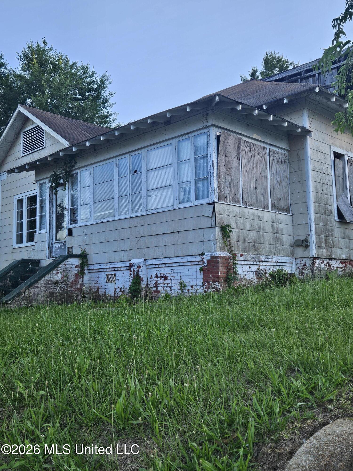 604 S Broadway Street Property Photo 8